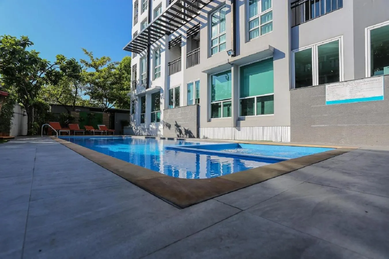 Swimming pool in Crystal Suites Suvarnbhumi Airport