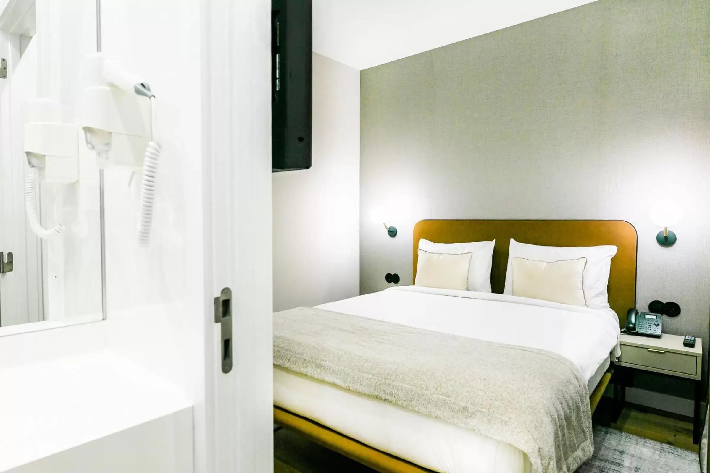 Bedroom, Bed in LX SoHo Boutique Hotel by RIDAN Hotels