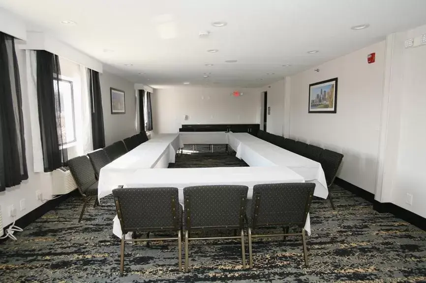 Business Area/Conference Room in La Quinta by Wyndham Des Moines West Clive