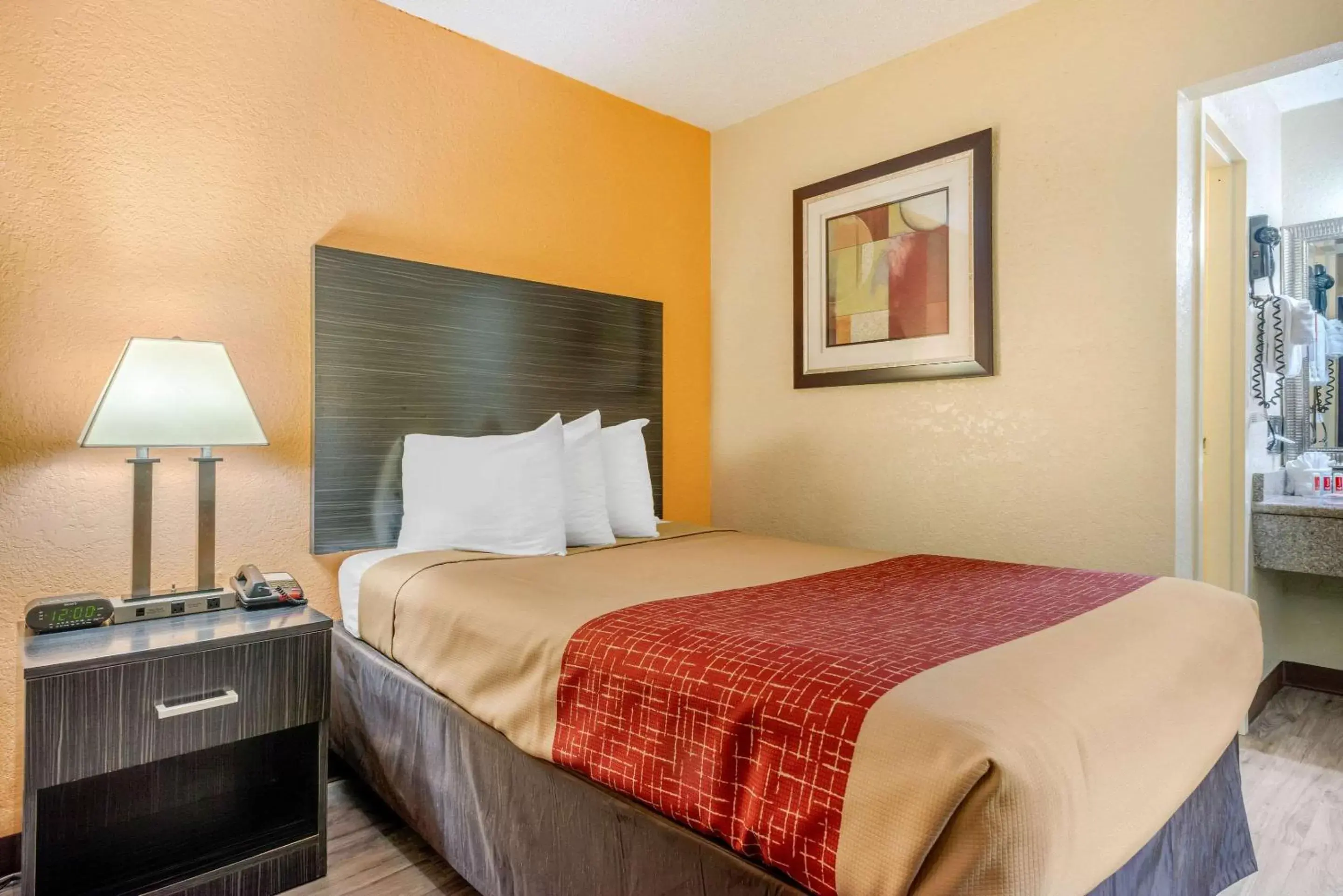 Photo of the whole room, Bed in Econo Lodge International Drive