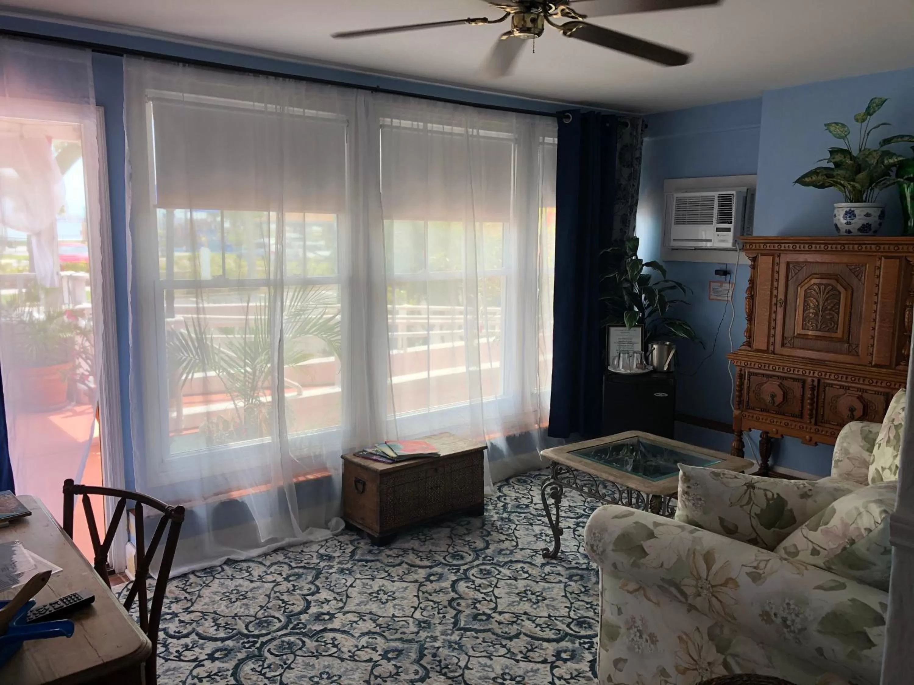 Living room, Seating Area in Sea Breeze Manor Inn