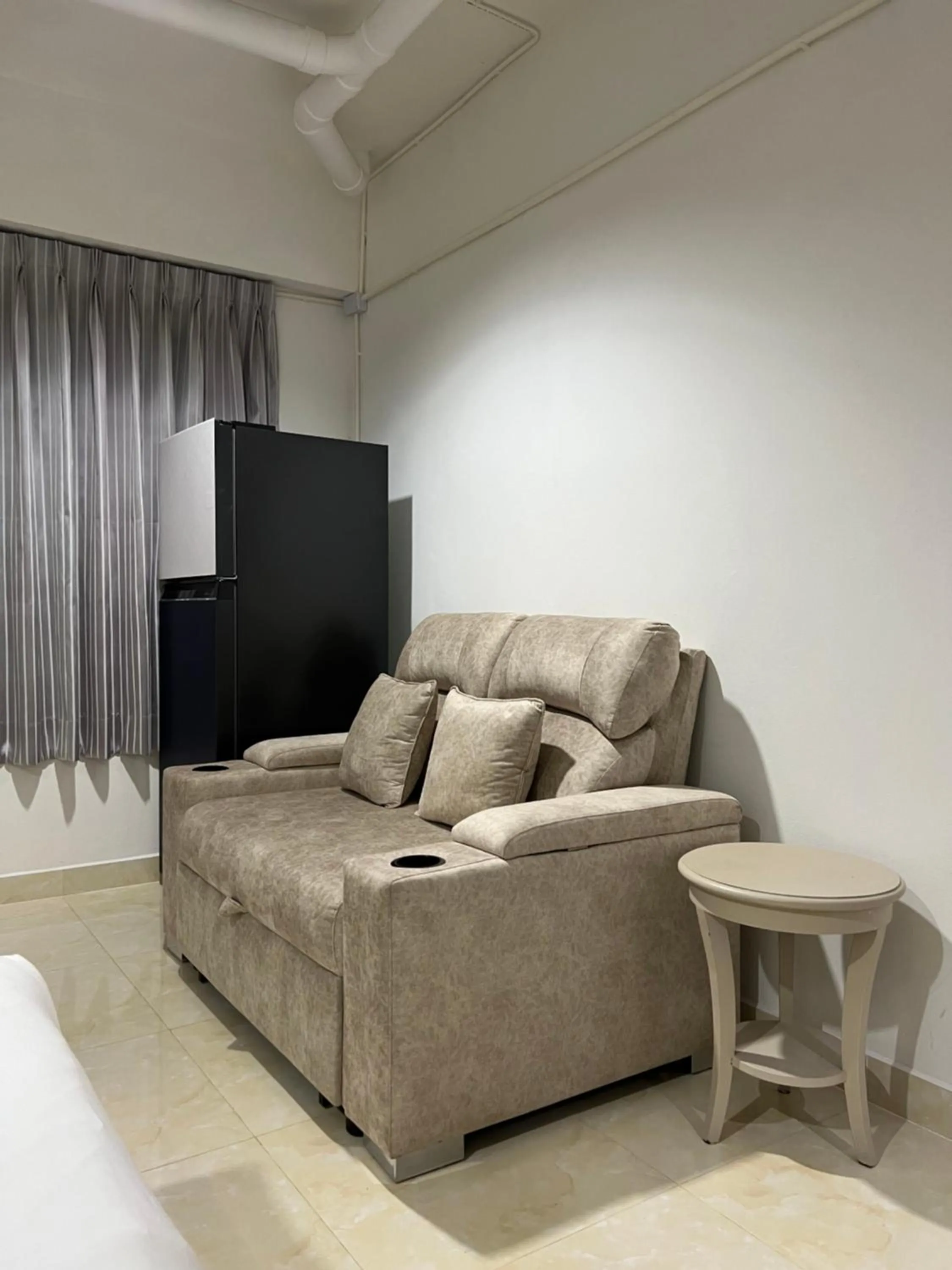 Seating area, Bed in Mall Suites Hotel