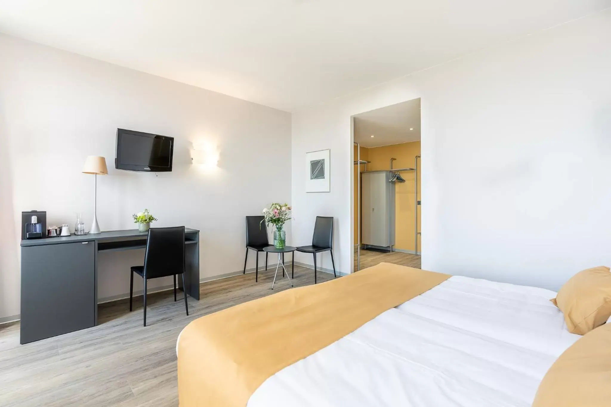 Bedroom, Bed in Hôtel Alpes & Lac