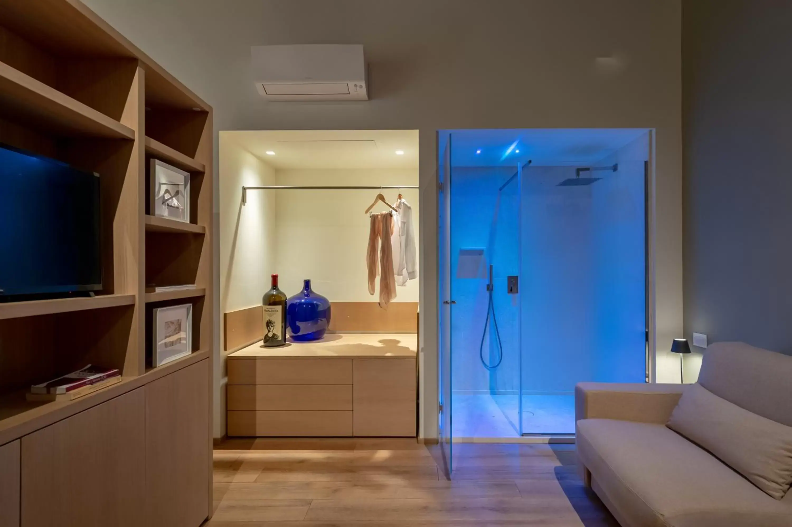 Shower, TV/Entertainment Center in Massimago Wine Suites