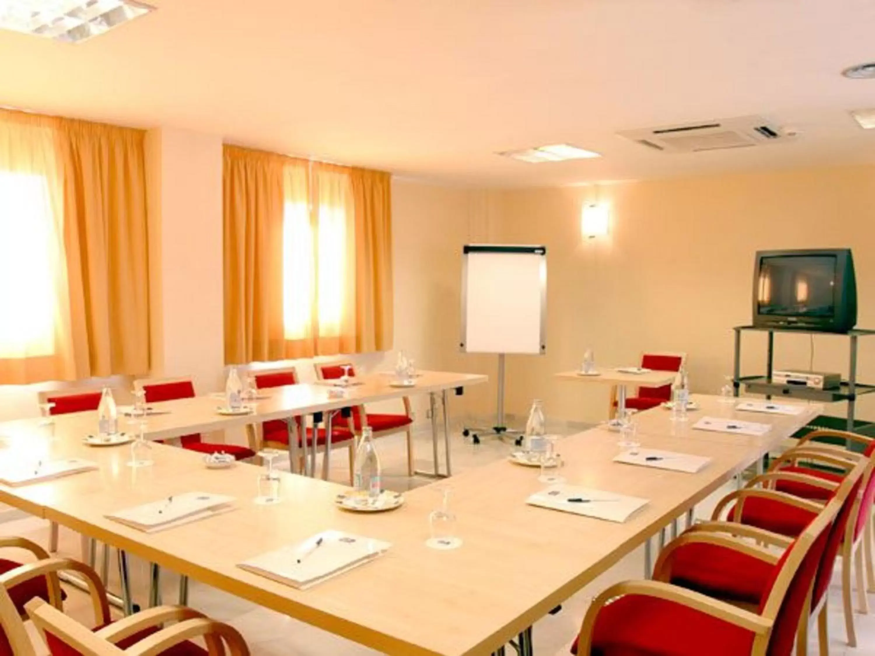 Meeting/conference room in Holiday Inn Express Madrid-Alcorcón, an IHG Hotel
