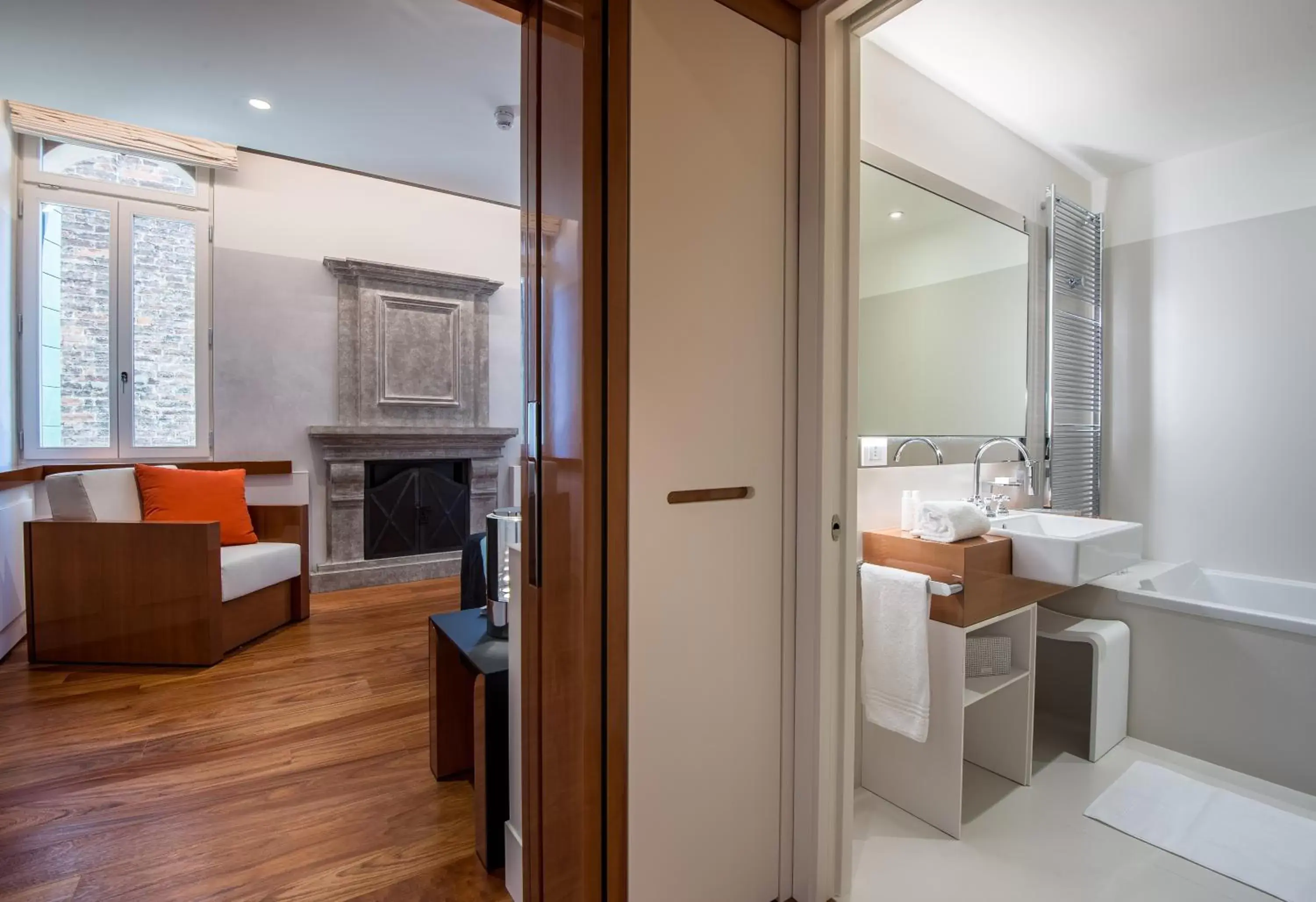 Bathroom, Seating Area in Hotel Rialto