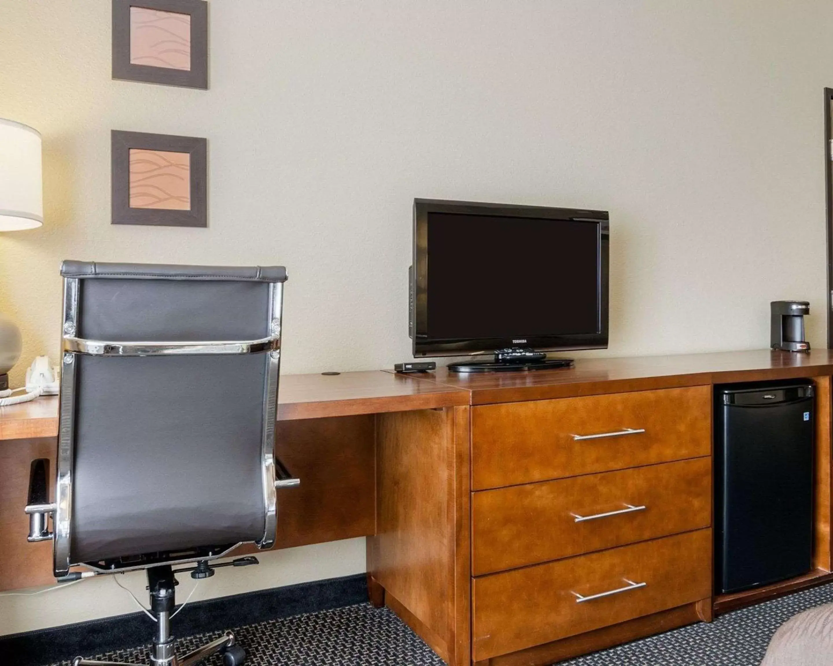 Photo of the whole room, TV/Entertainment Center in Comfort Inn Garden City