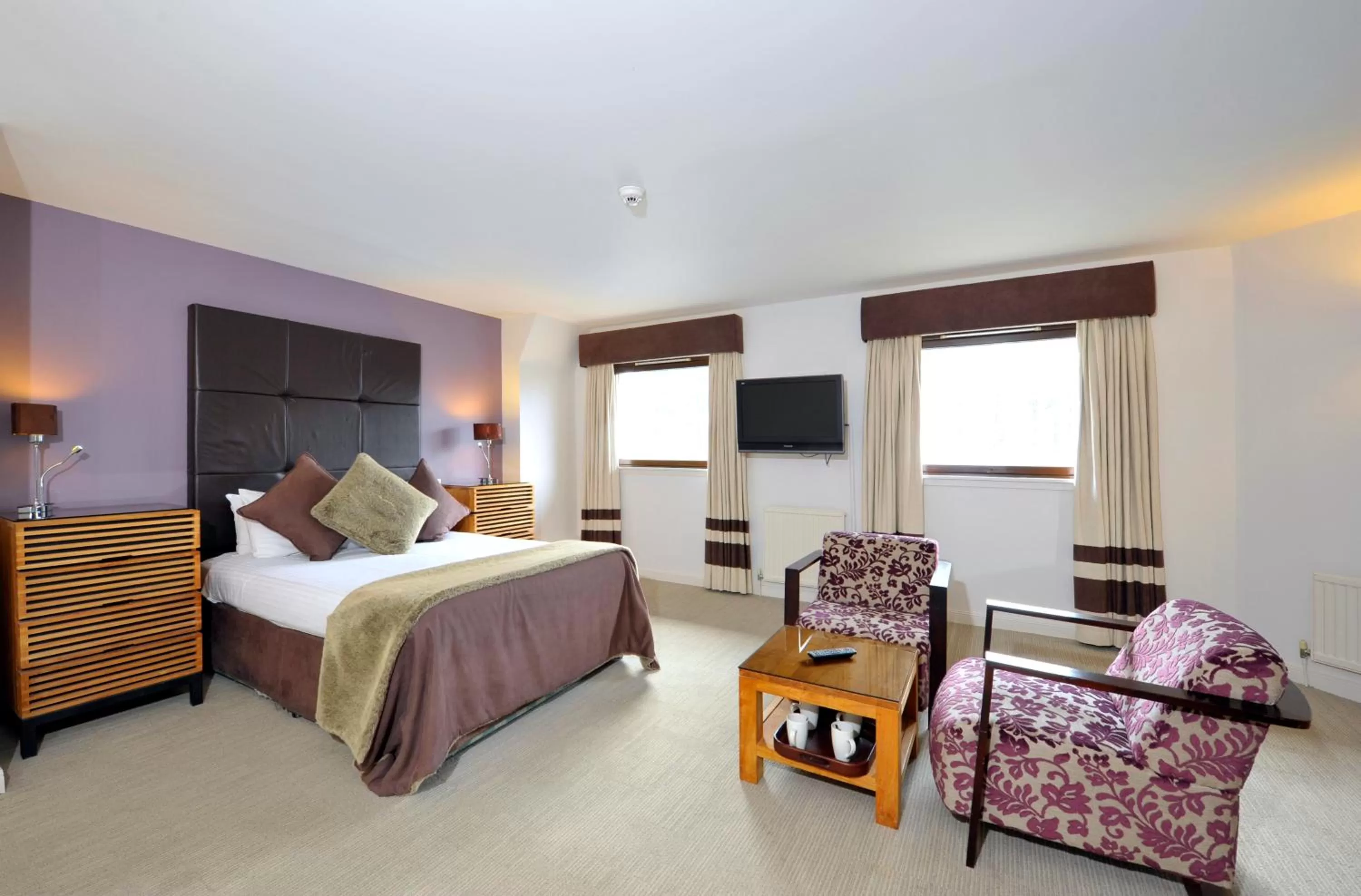 Photo of the whole room, Bed in Stirling Court Hotel