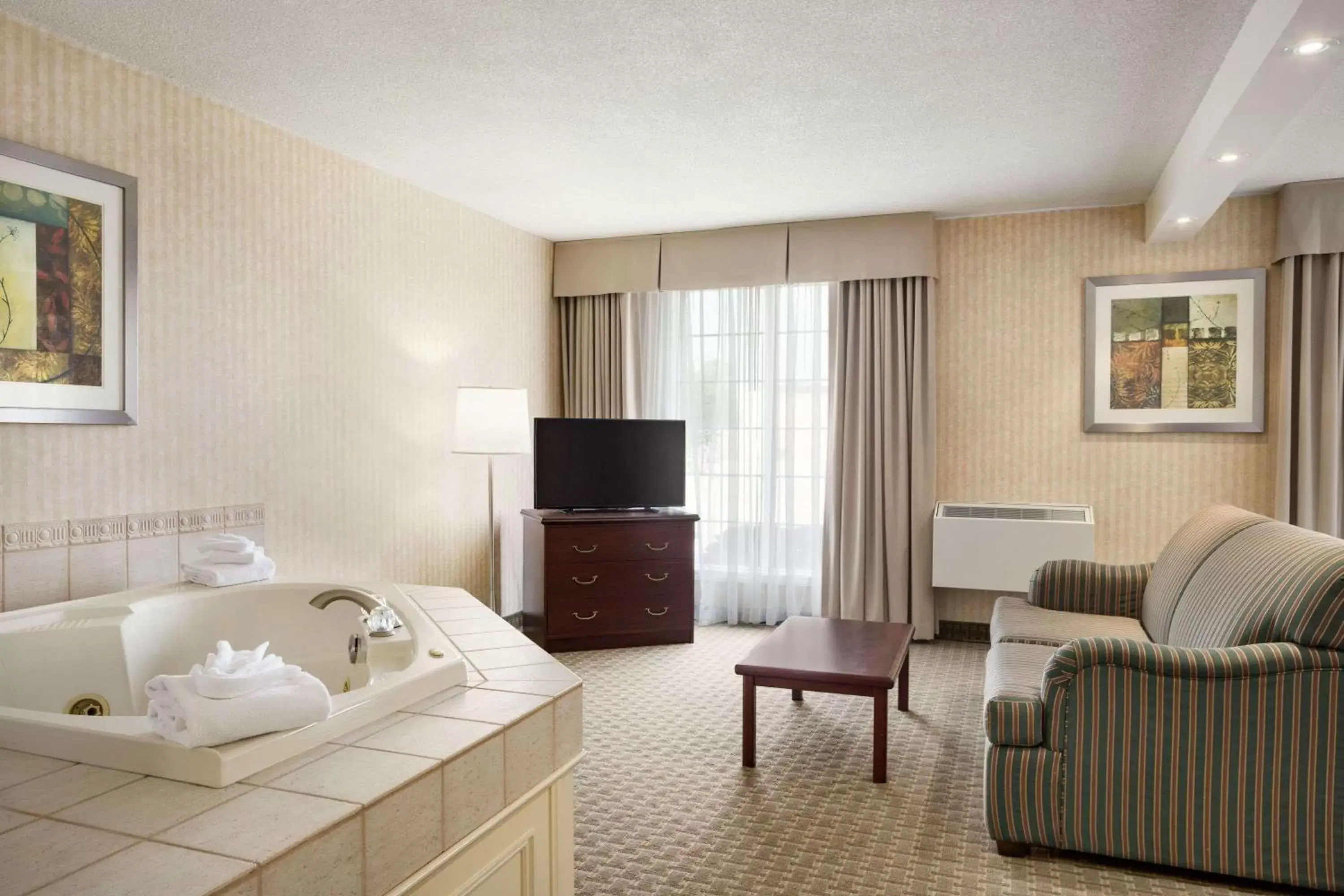 Photo of the whole room, Seating Area in Days Inn by Wyndham Brantford