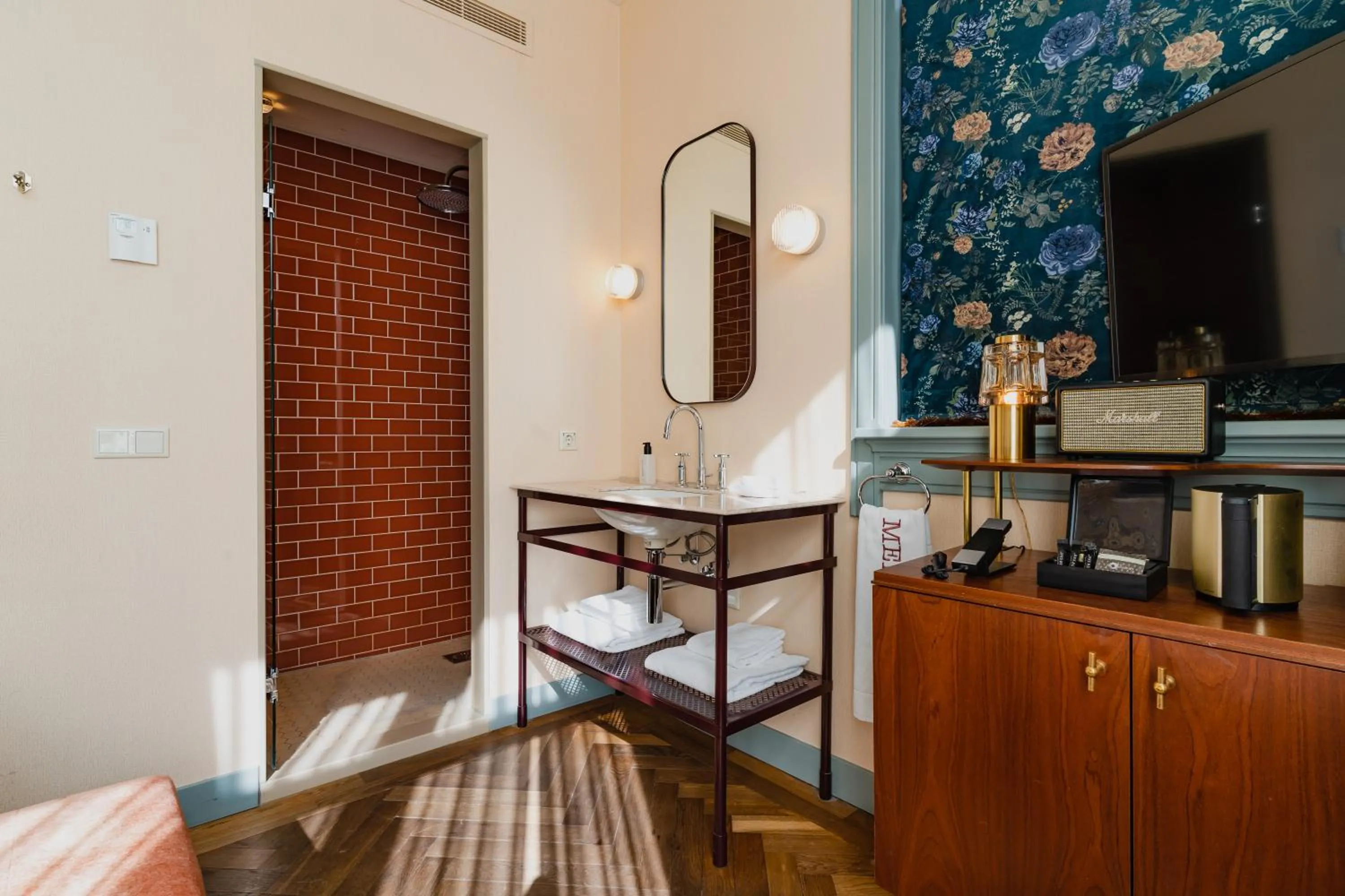 Bathroom, Bed in Hotel Mercier