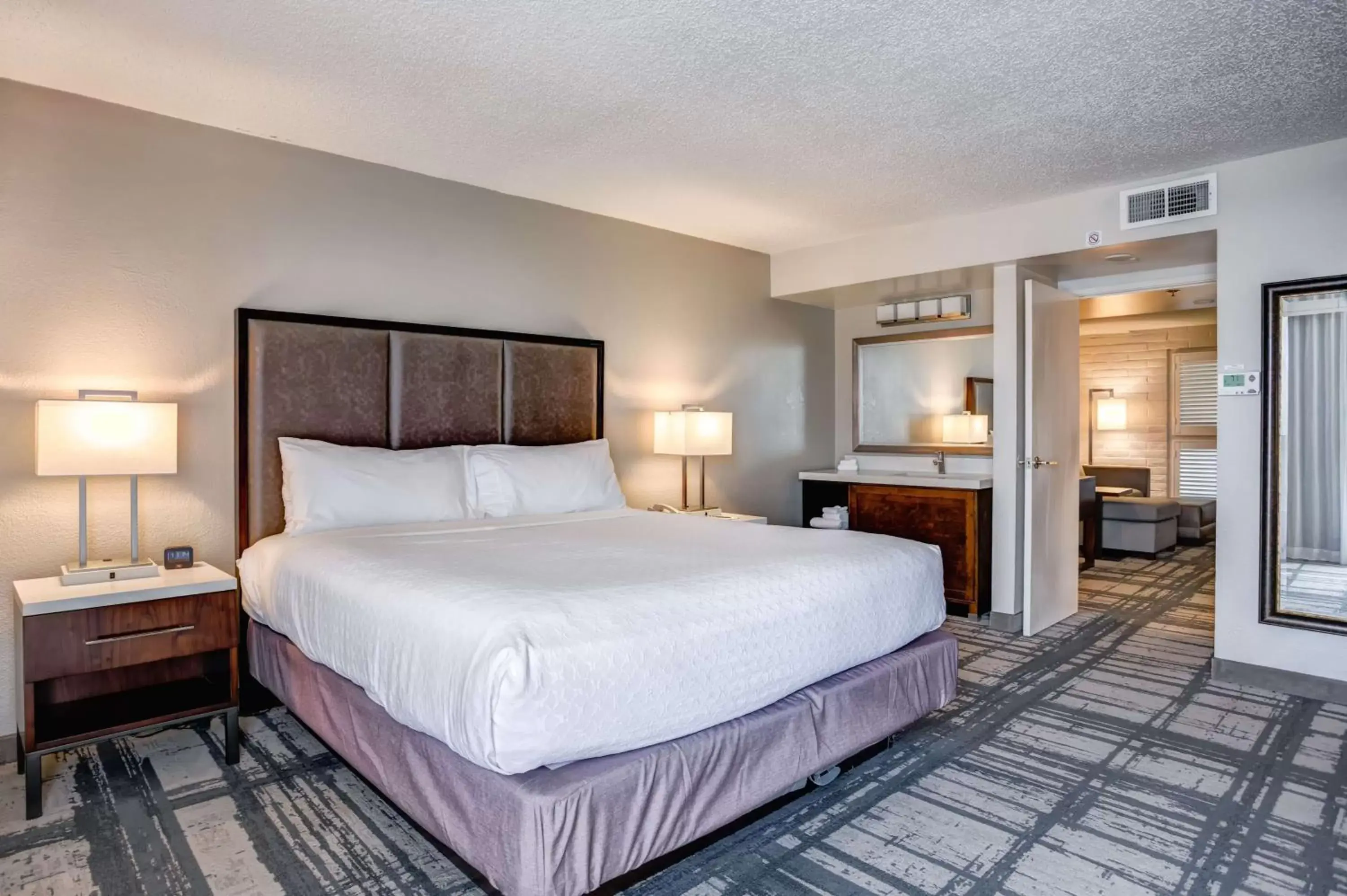 Bed in Embassy Suites by Hilton Orlando International Drive Convention Center