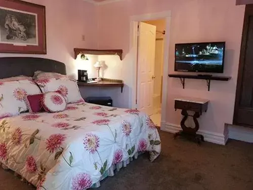 Bed in Arrowhead Lake Inn
