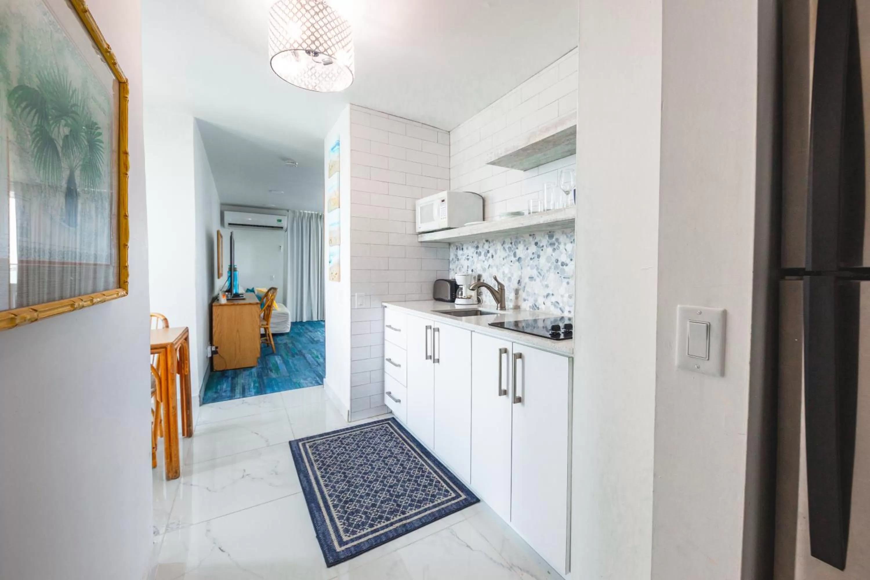 Kitchen or kitchenette in ESJ Towers by Chana