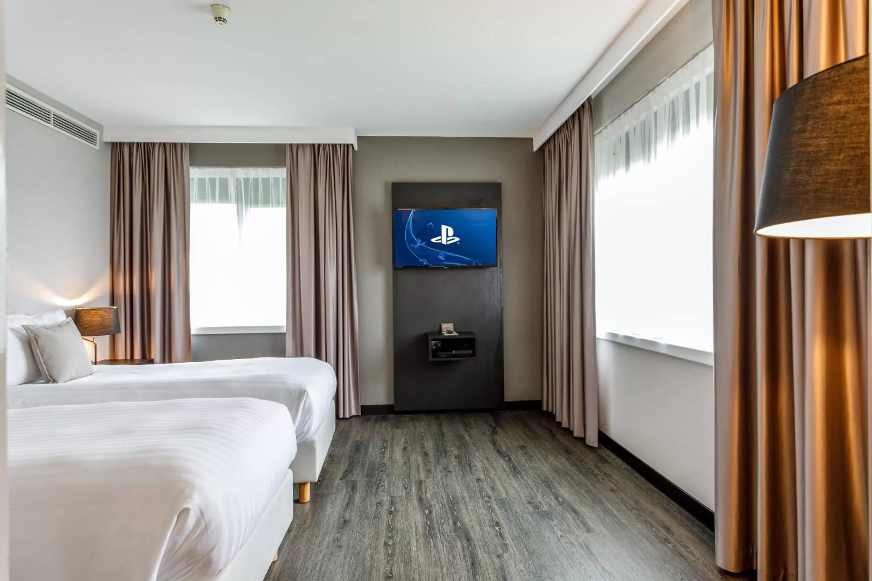 Bedroom, TV/Entertainment Center in Courtyard by Marriott Amsterdam Airport