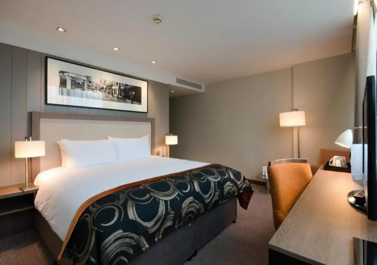 TV and multimedia, Bed in Clayton Hotel Chiswick