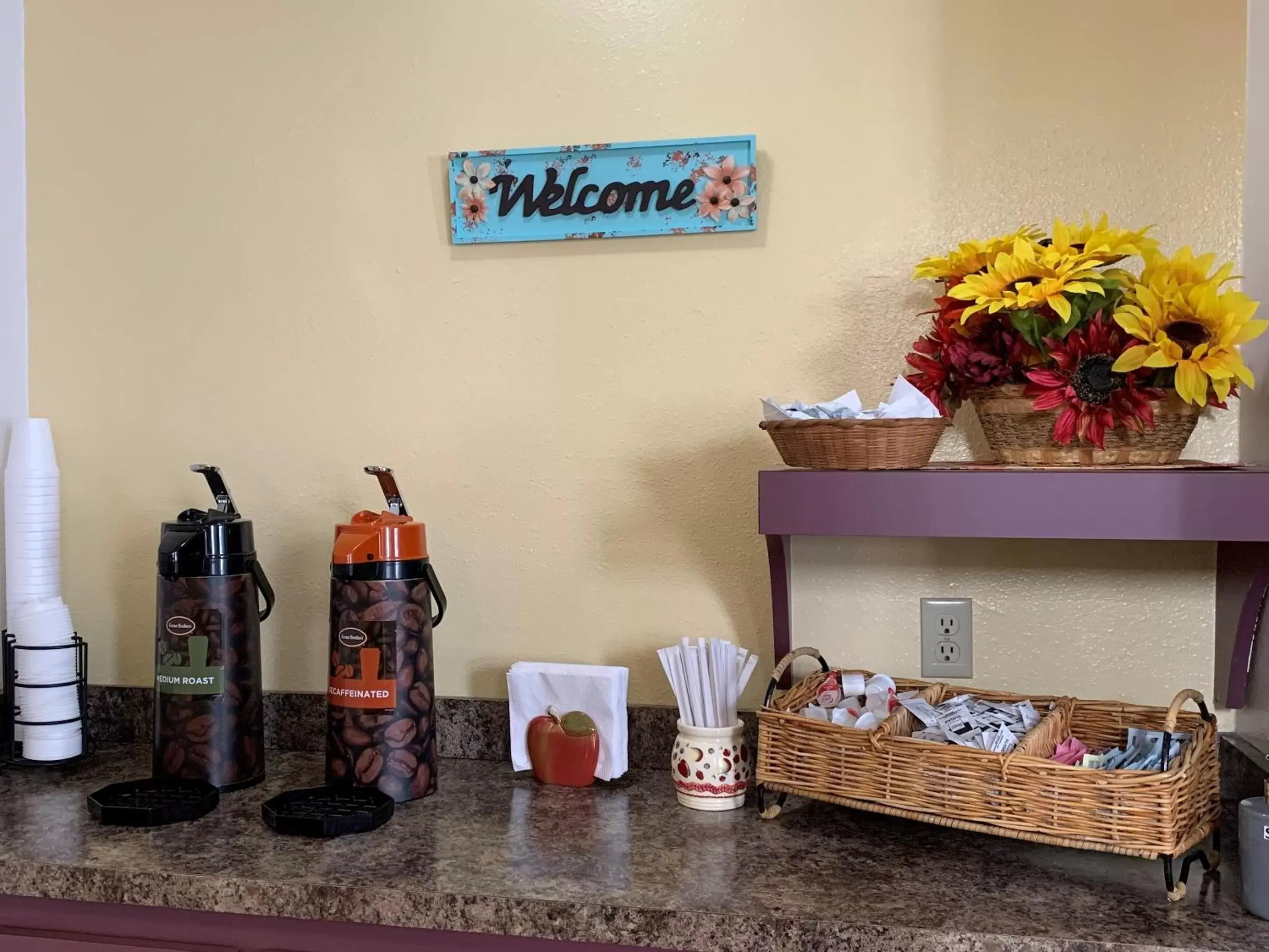 Coffee/tea facilities in Days Inn by Wyndham Hinckley