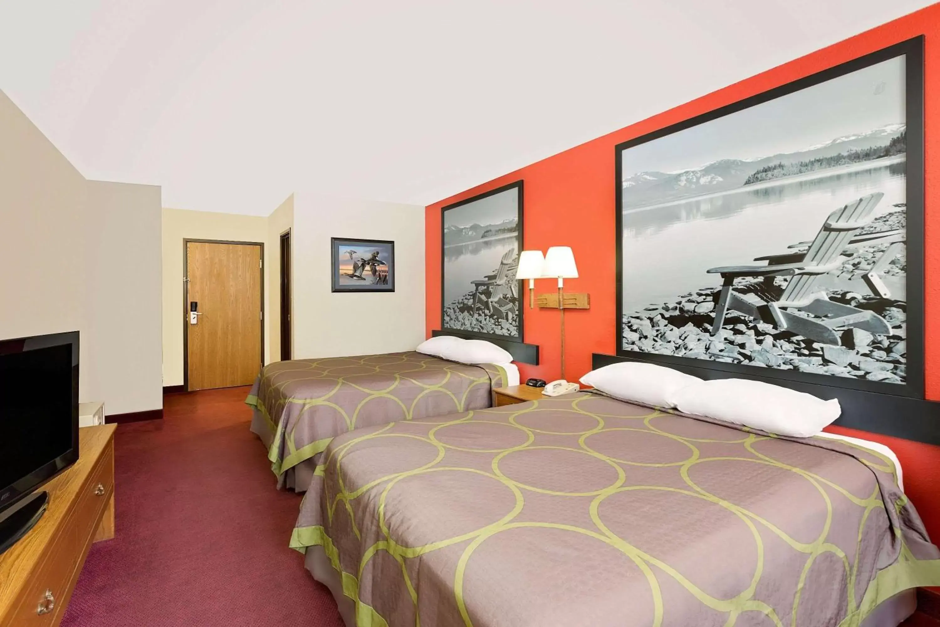 Photo of the whole room, Bed in Super 8 by Wyndham Mound City