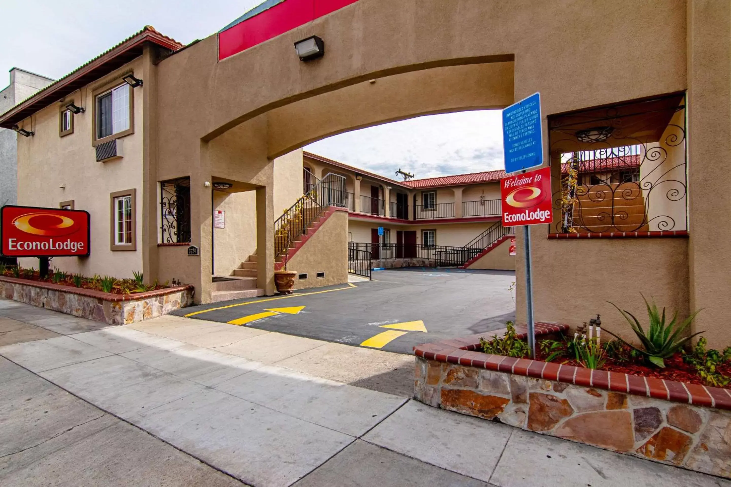 Property building in Econo Lodge Long Beach I-405