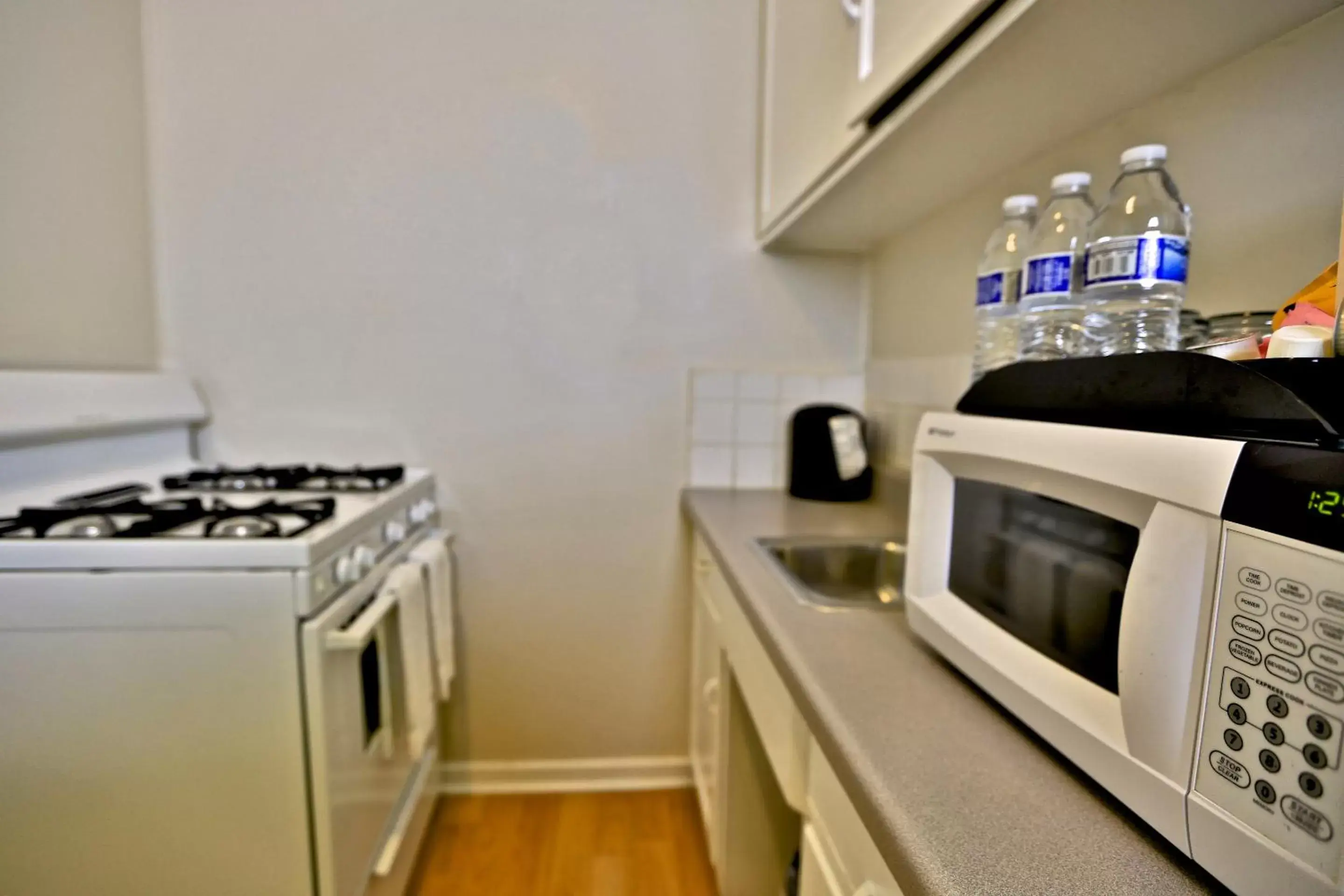 Kitchen or kitchenette, Kitchen/Kitchenette in Beach Bungalow Inn and Suites