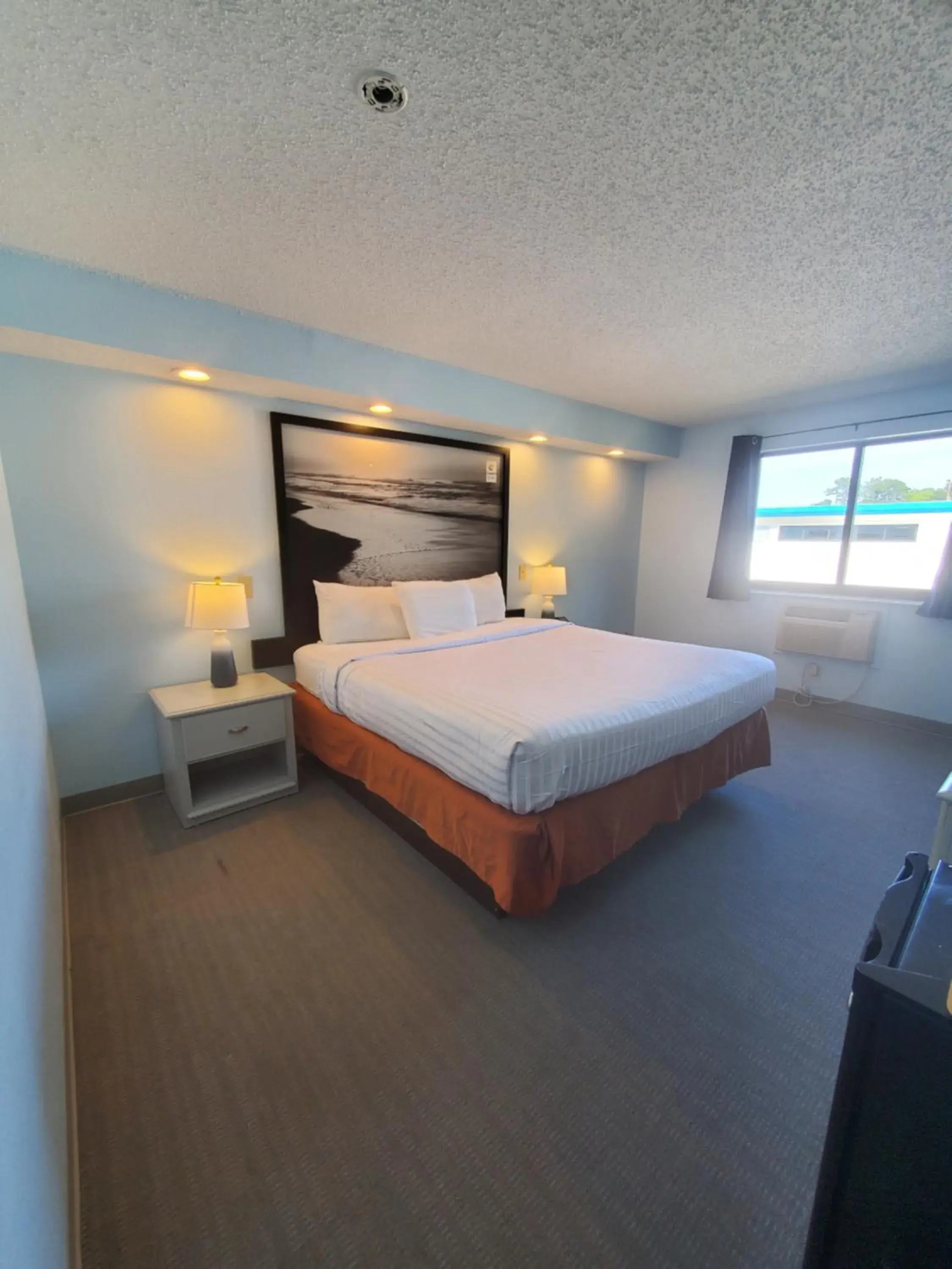 Photo of the whole room, Bed in Coastal Inn & Suites