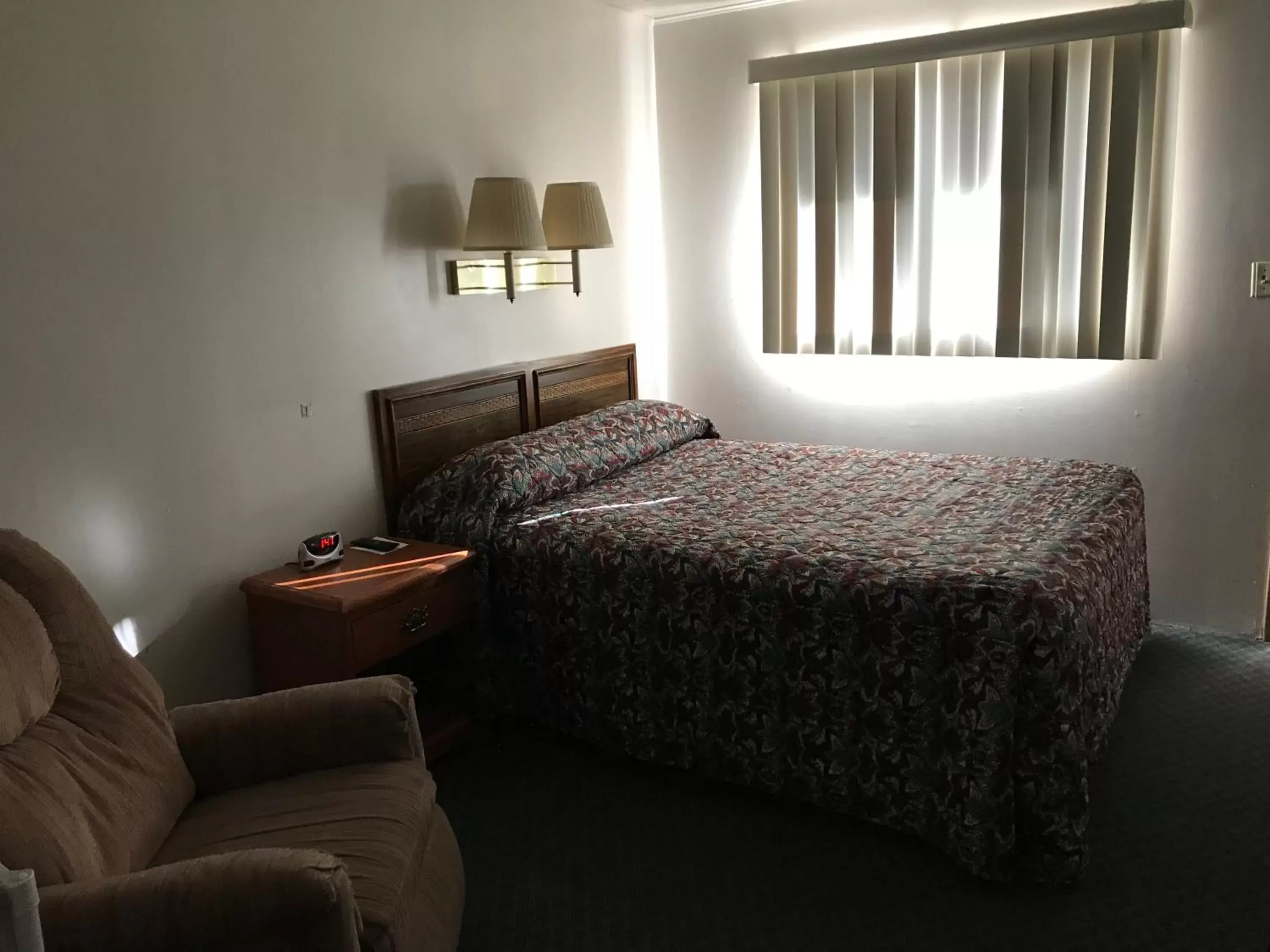 Photo of the whole room, Bed in Motel Grand