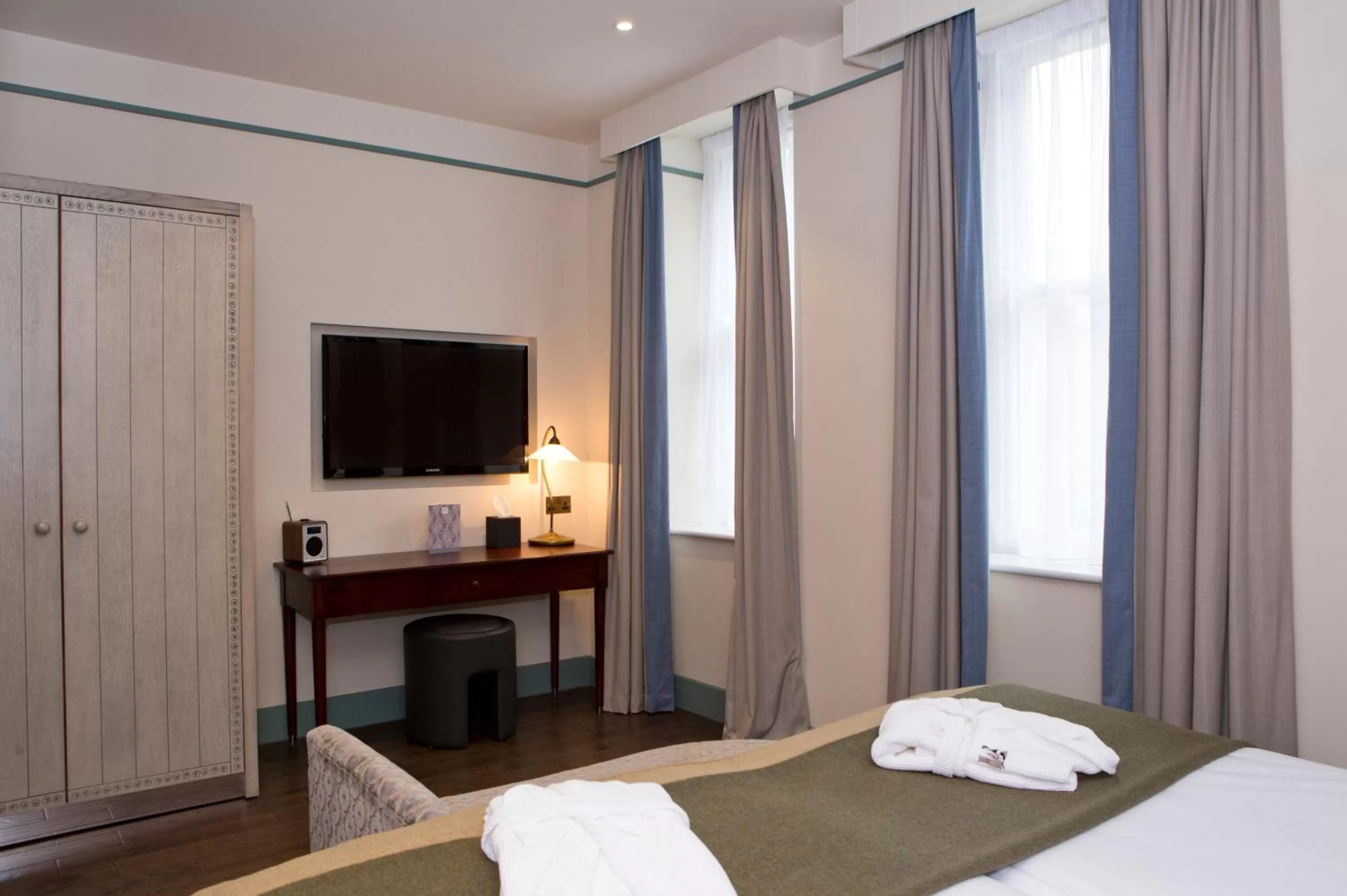 Bedroom, Bed in Morton Hotel