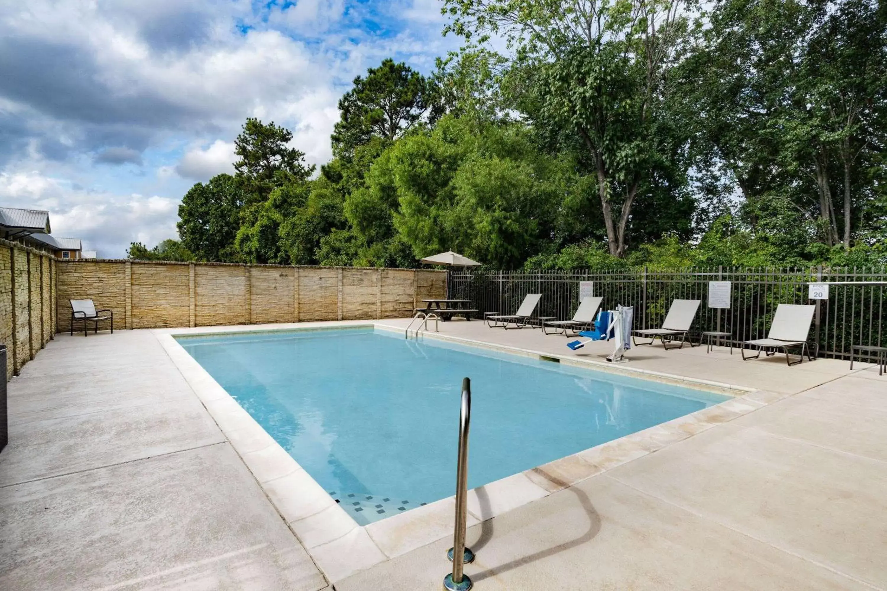 Pool view, Swimming Pool in La Quinta by Wyndham Chattanooga - East Ridge