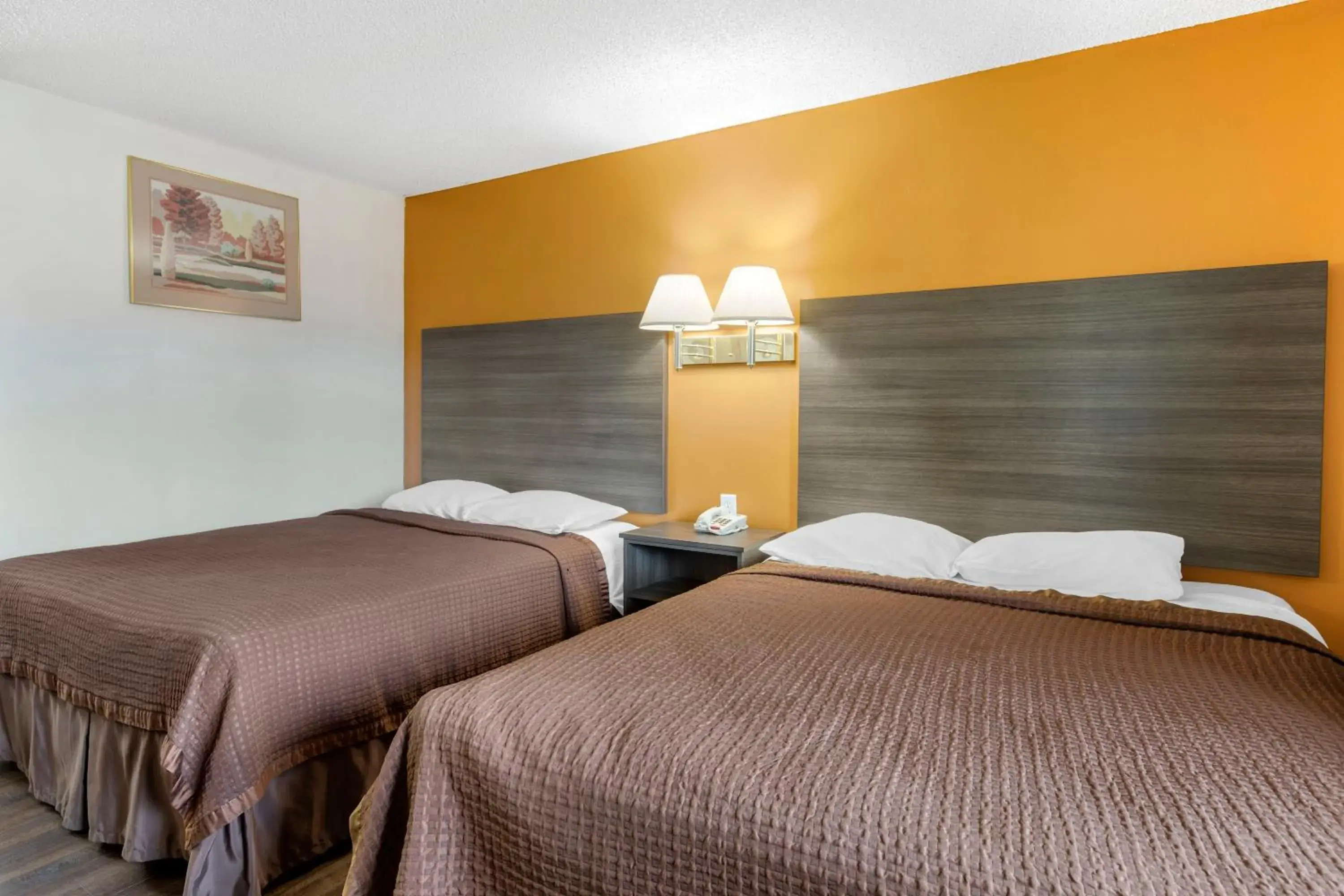 Bed in Riverside Inn & Suites