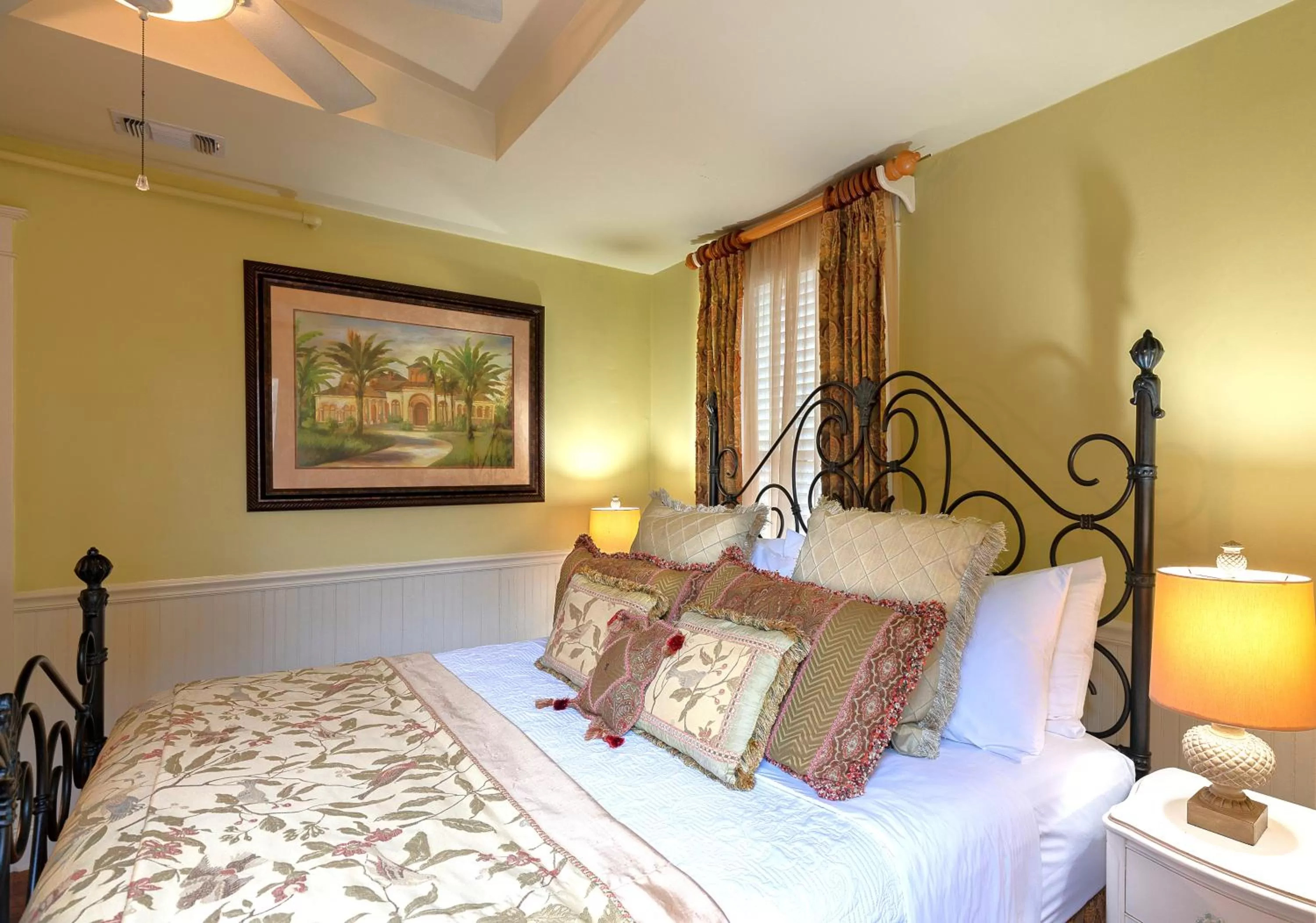 Bed in Cedar House Inn