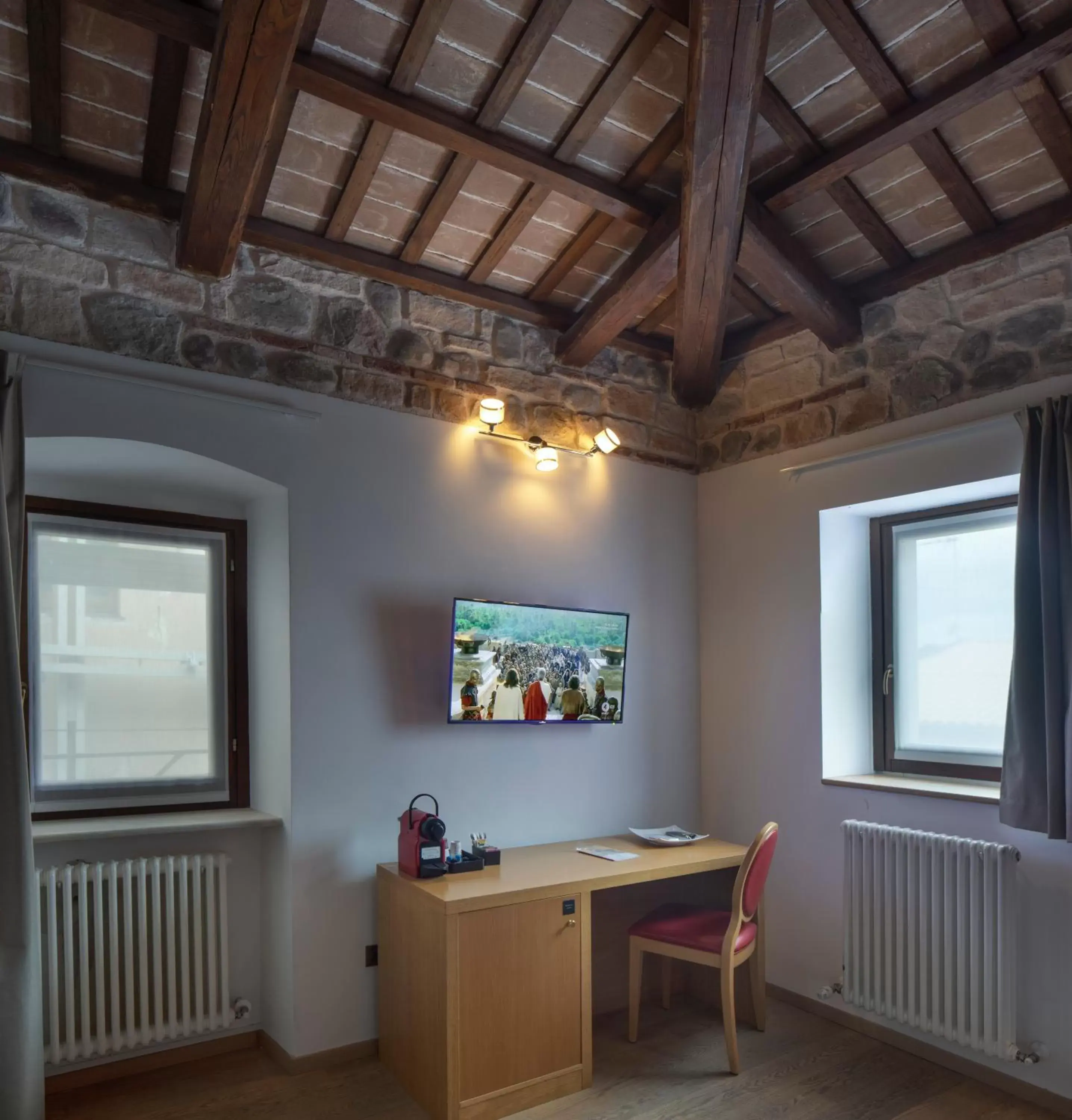 Bedroom, TV/Entertainment Center in Hotel 99 Cannelle