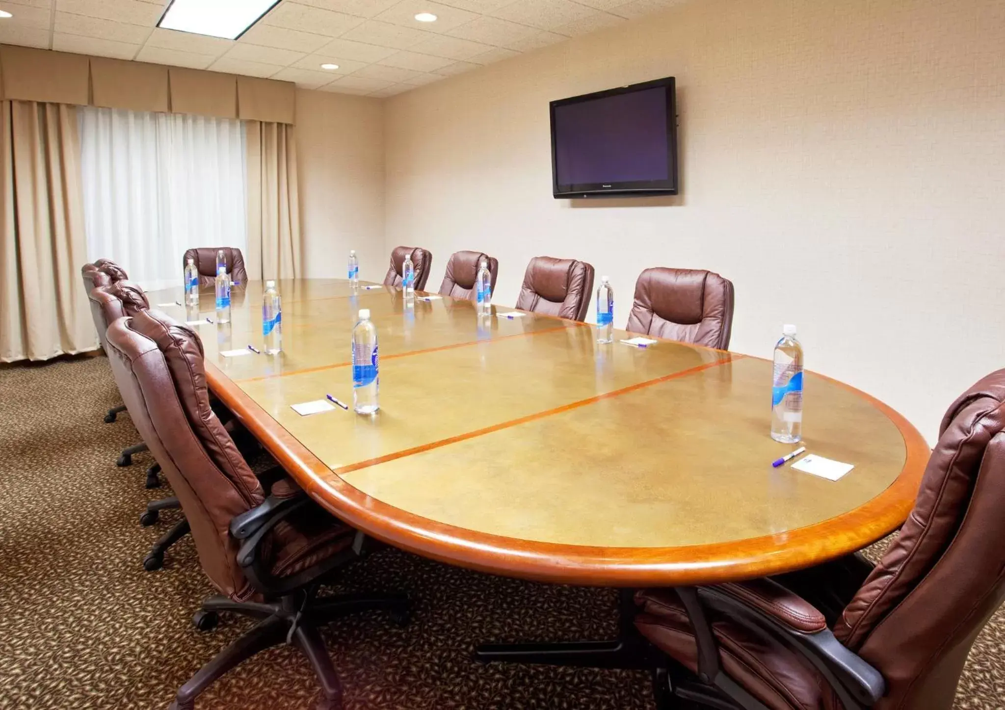 Meeting/conference room in Holiday Inn Express Hotel & Suites Howell, an IHG Hotel