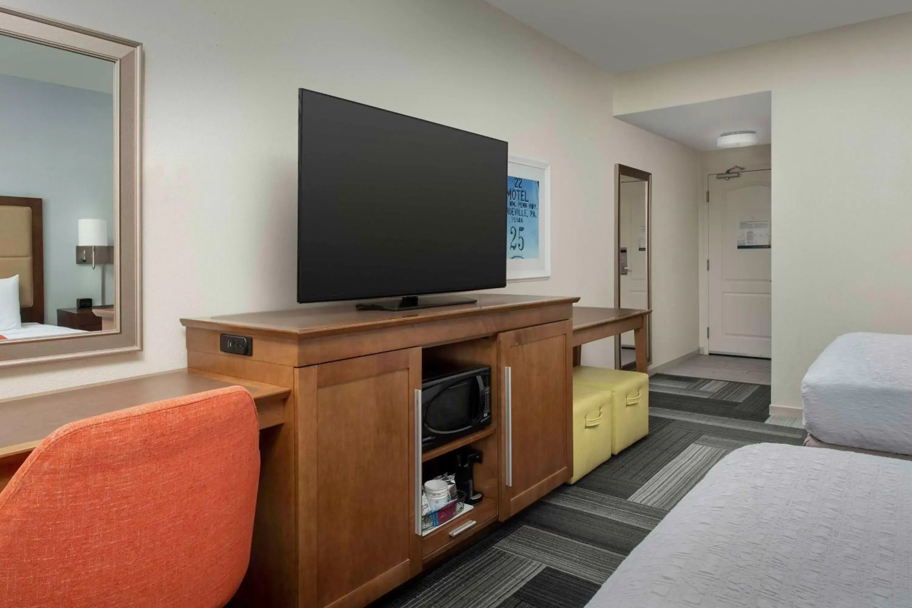 Bedroom, TV/Entertainment Center in Hampton Inn Pittsburgh-Monroeville