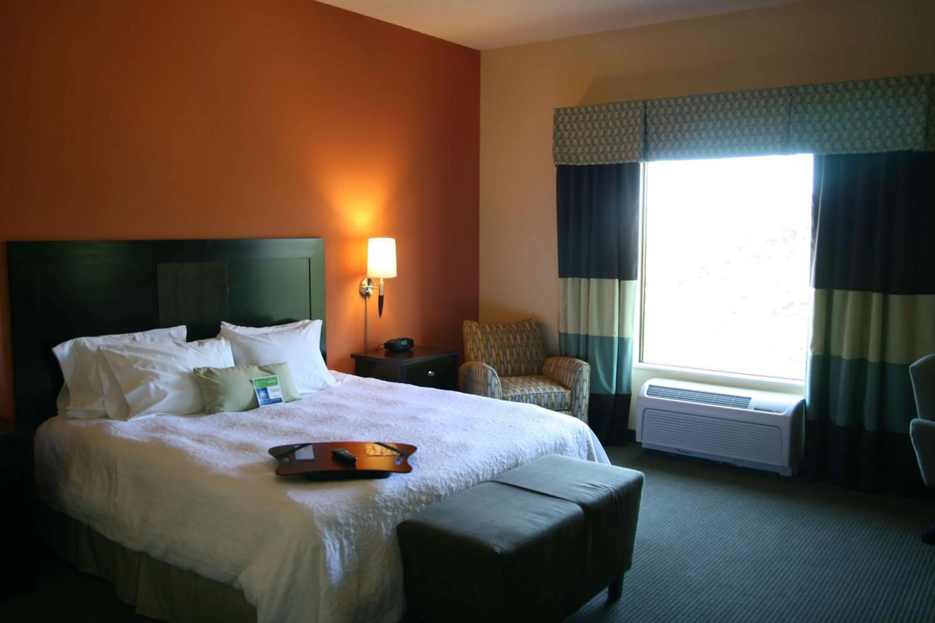 Bed in Hampton Inn and Suites Austin - Lakeway