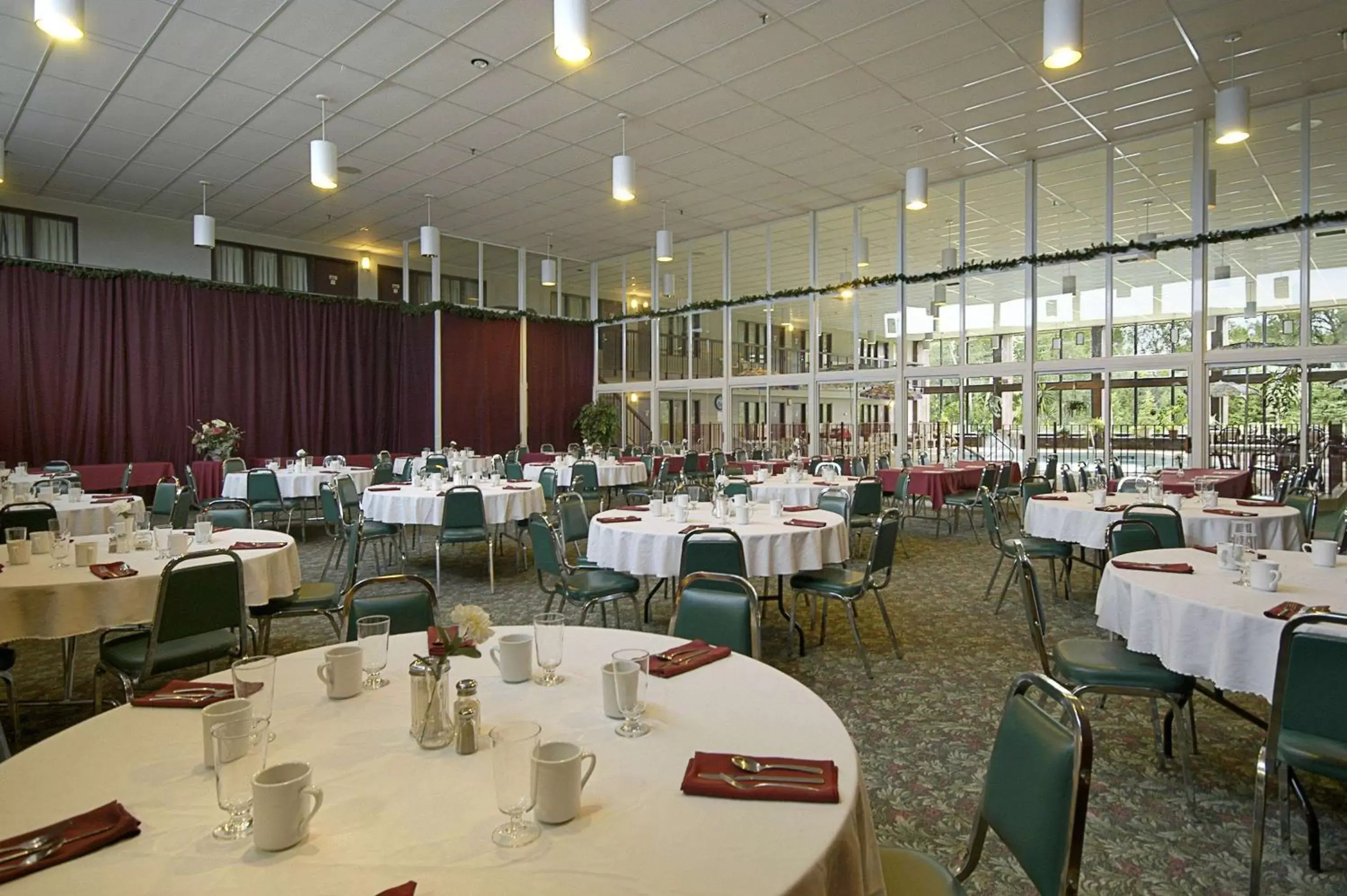 Patio, Restaurant/Places to Eat in Howard Johnson by Wyndham Portage La Prairie