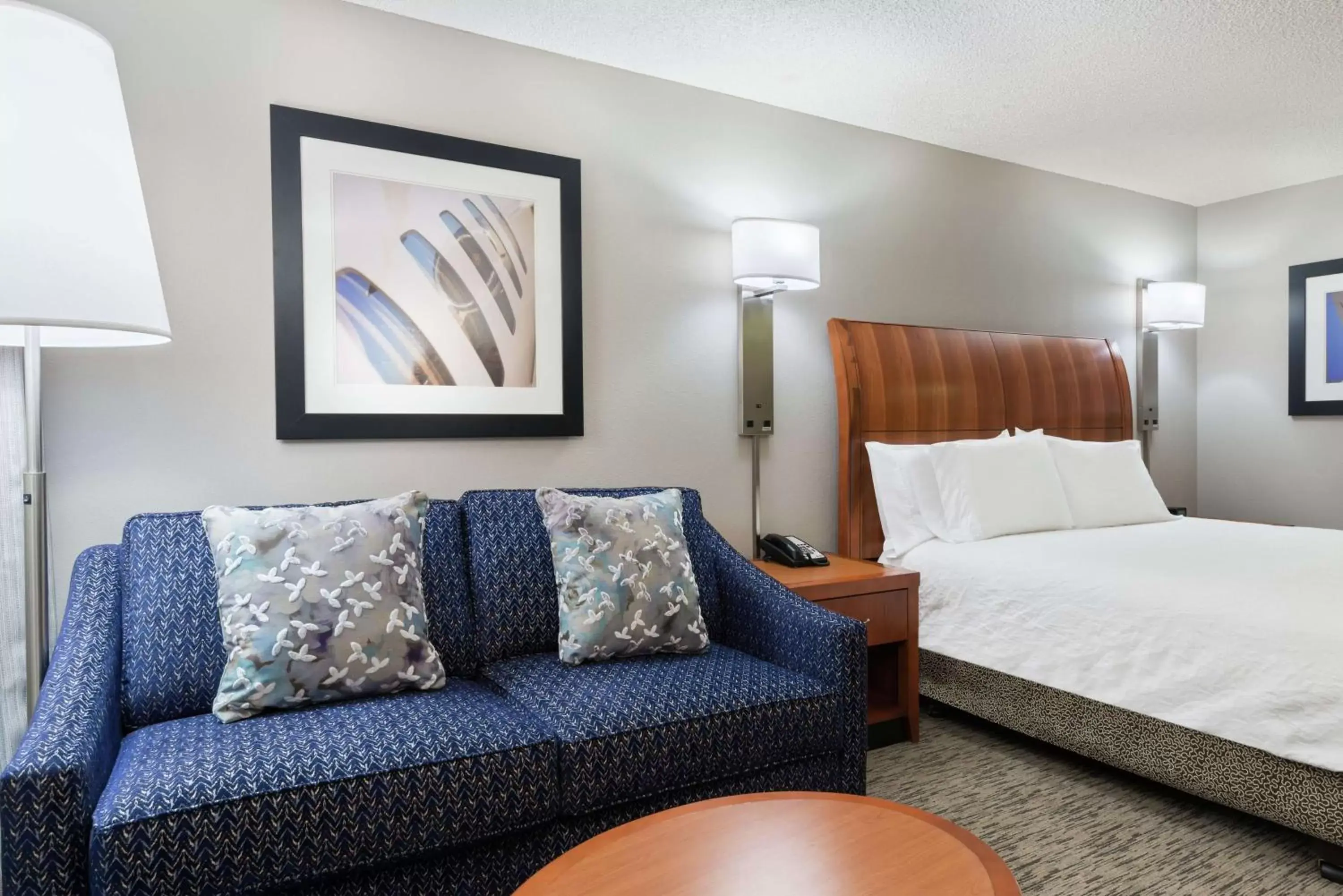 Living room, Bed in Hilton Garden Inn Tampa Airport/Westshore