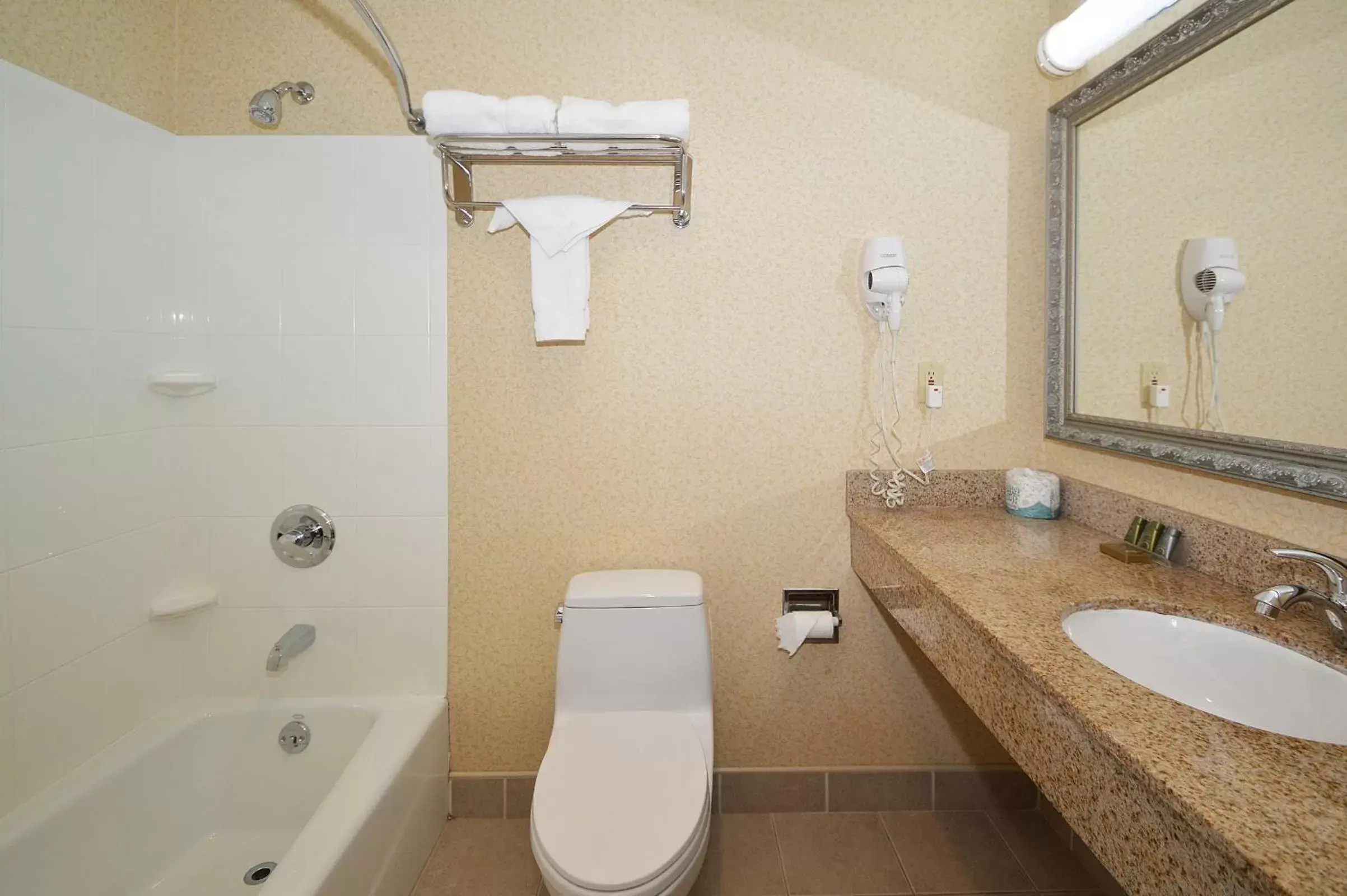 Shower, Bathroom in Corona Hotel New York - LaGuardia Airport