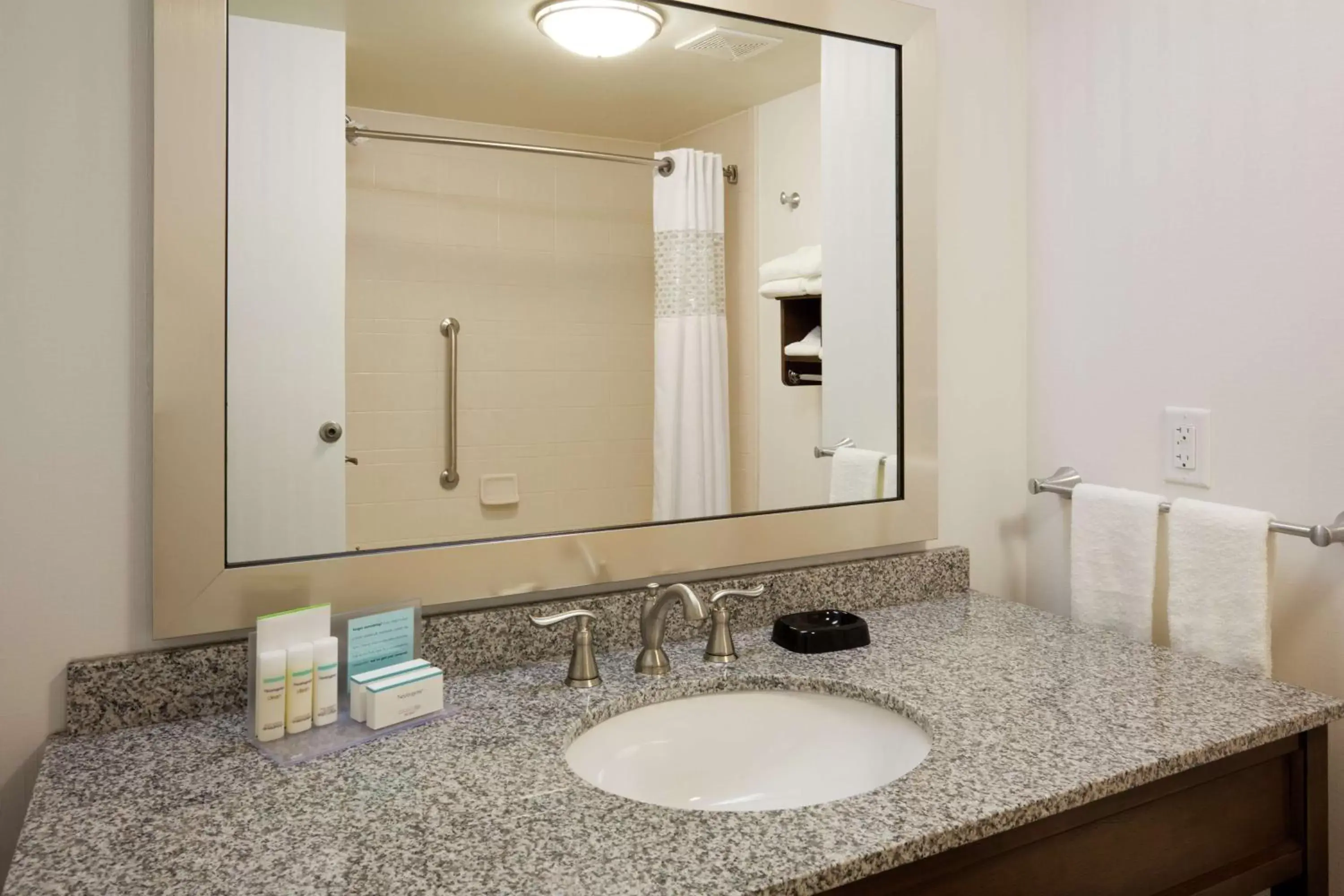 Bathroom in Hampton Inn & Suites Minneapolis West/ Minnetonka