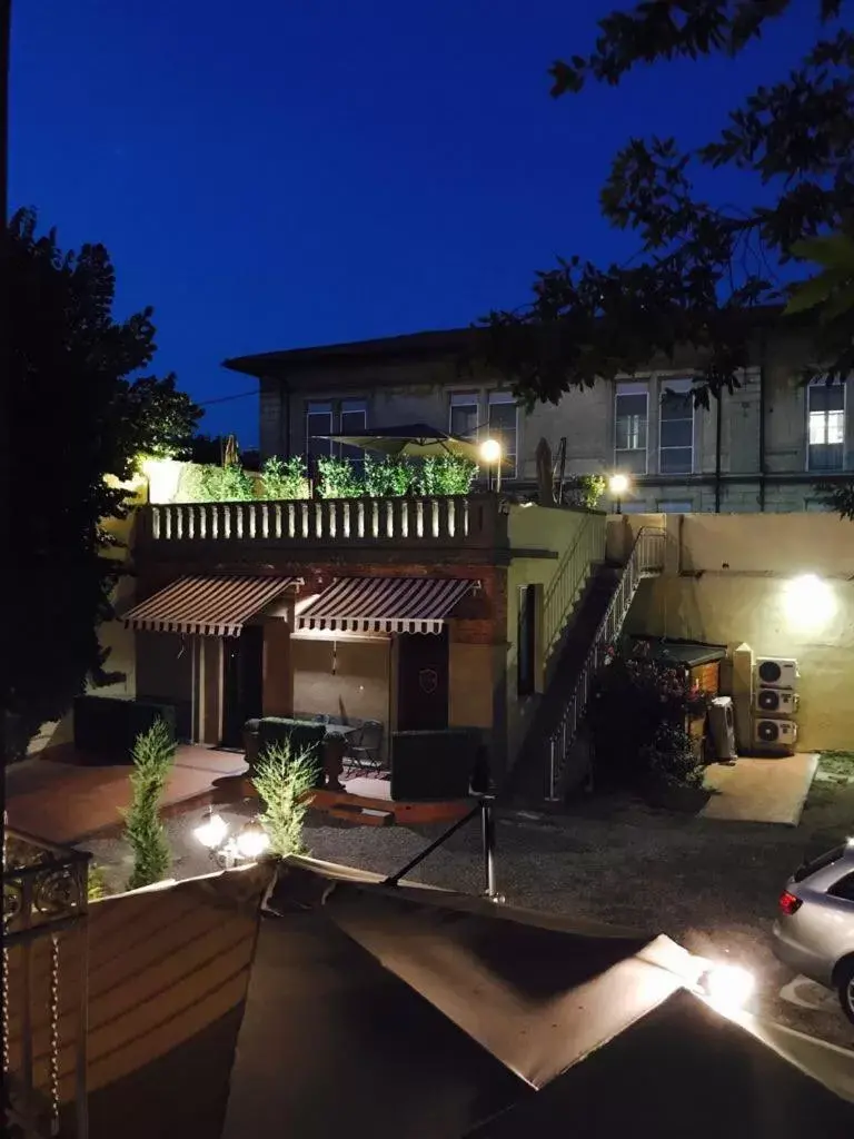 Garden, Property Building in Villa Tower Inn