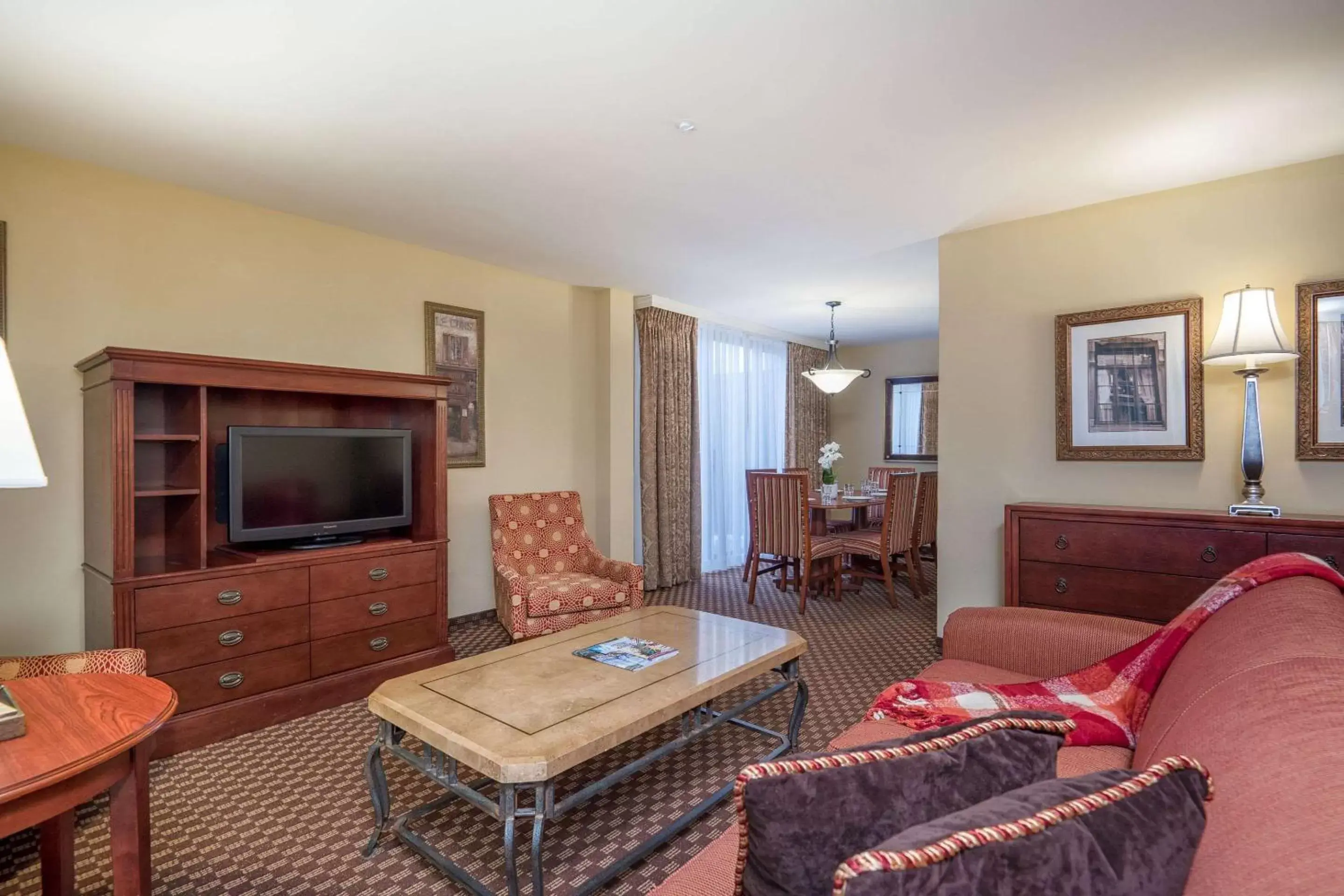 Photo of the whole room, Seating Area in Clarion Collection Hotel Arlington Court Suites