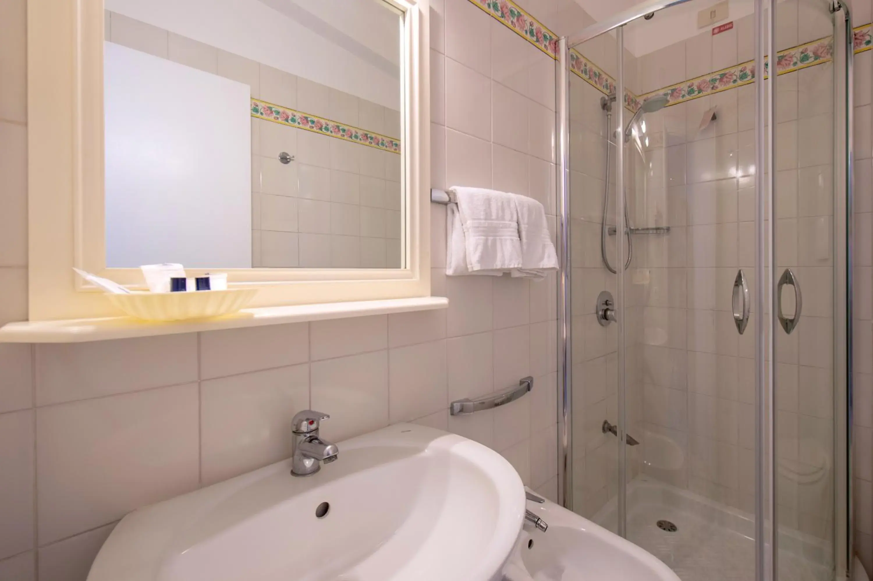 Shower, Bathroom in Grand Hotel Flora