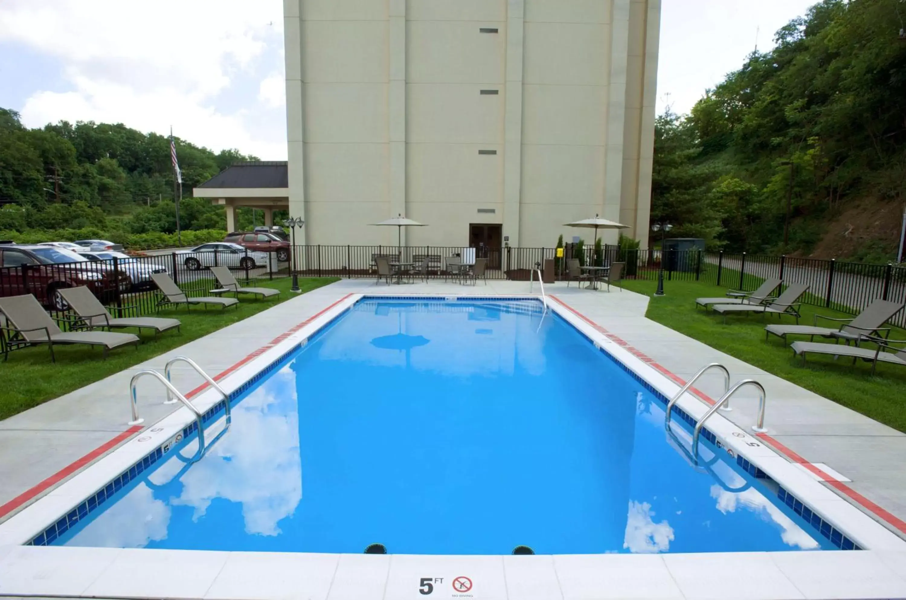 Pool view, Swimming Pool in Hampton Inn Pittsburgh Greentree