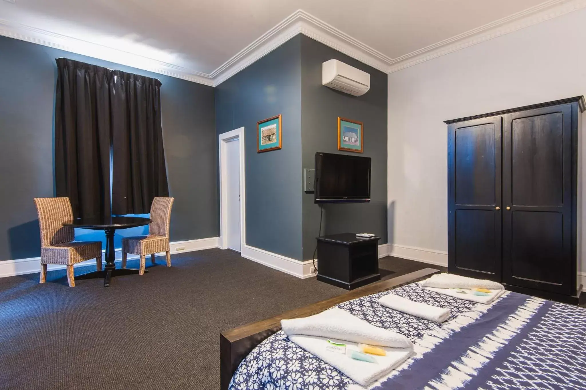 Bedroom, TV/Entertainment Center in The Federal Boutique Hotel