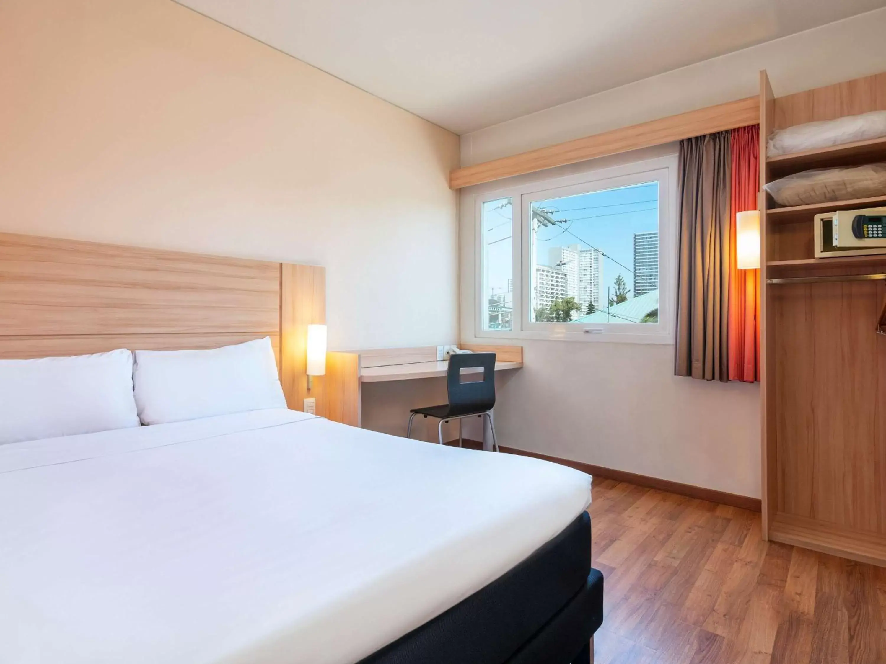 Photo of the whole room, Bed in ibis Santiago Estacion Central