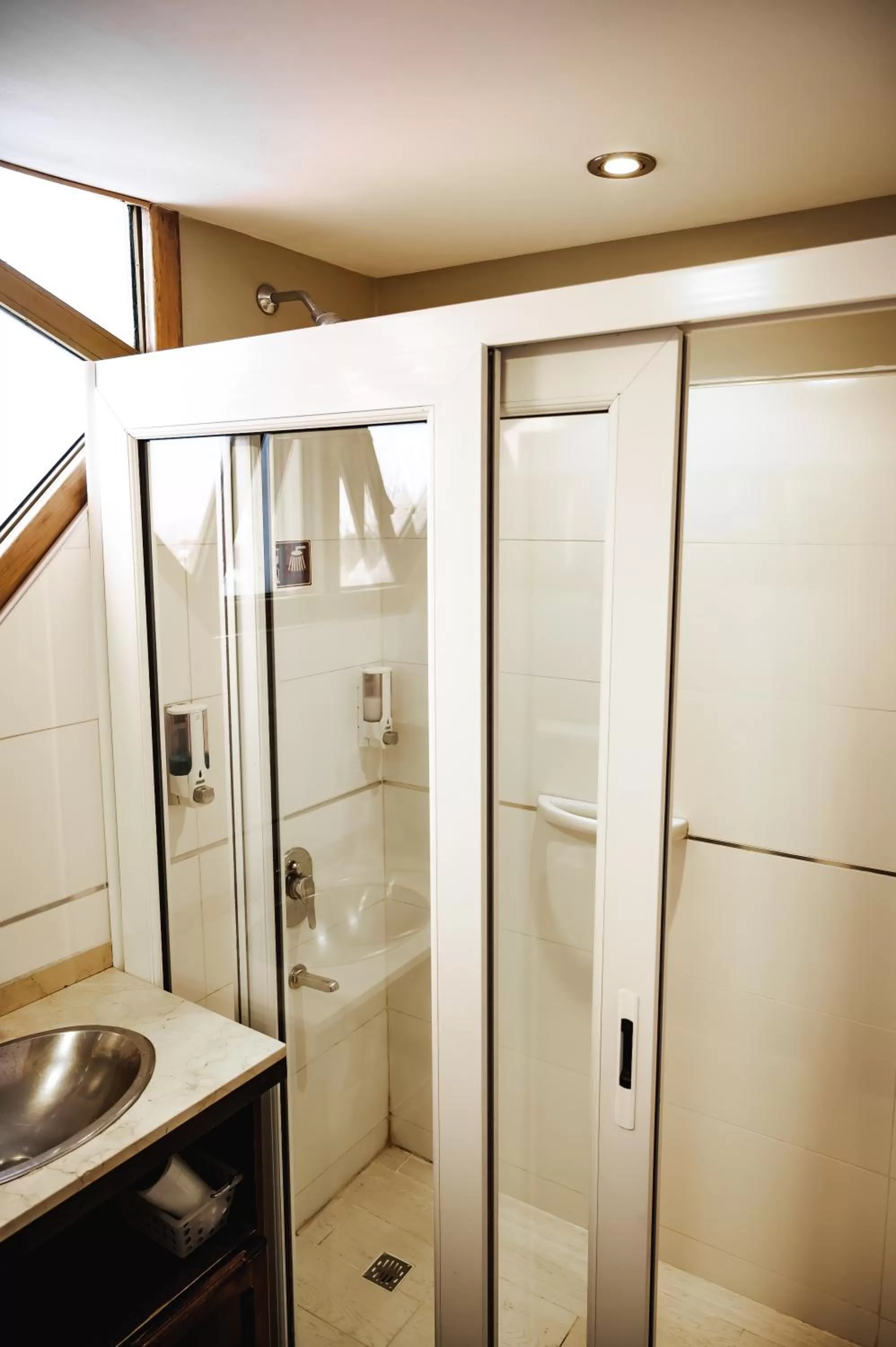 Shower in Hosteria Foike