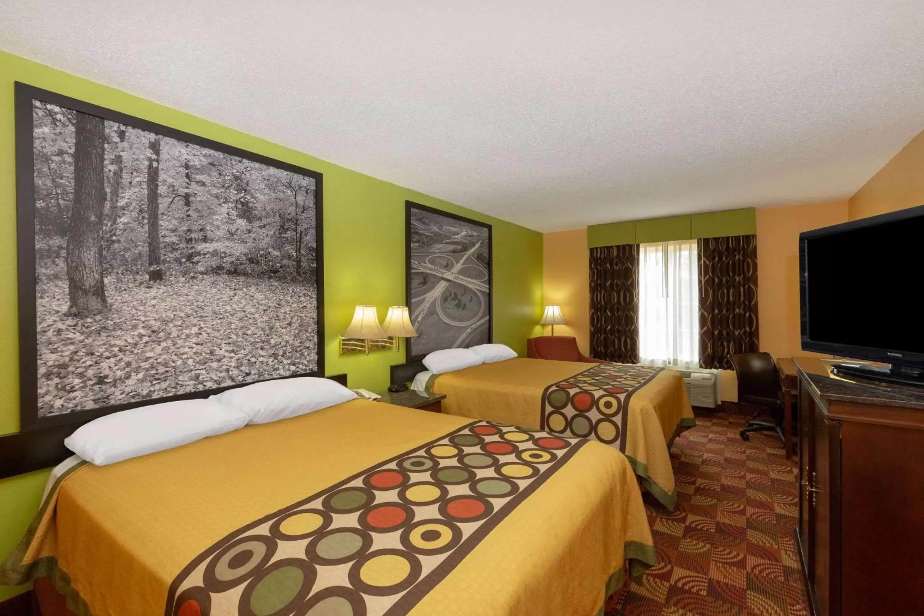 Photo of the whole room, Bed in Super 8 by Wyndham Lake of the Ozarks