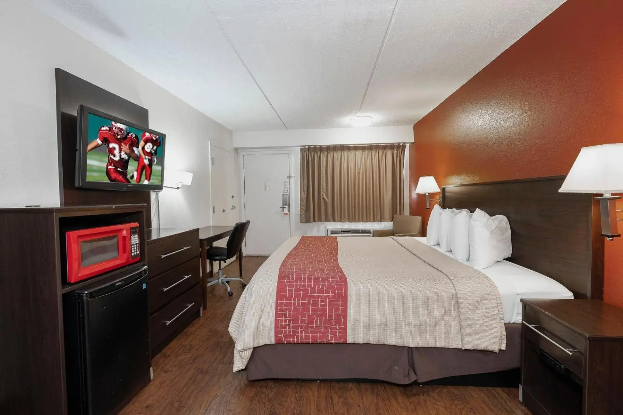 Photo of the whole room, Bed in Red Roof Inn Jackson North – Ridgeland