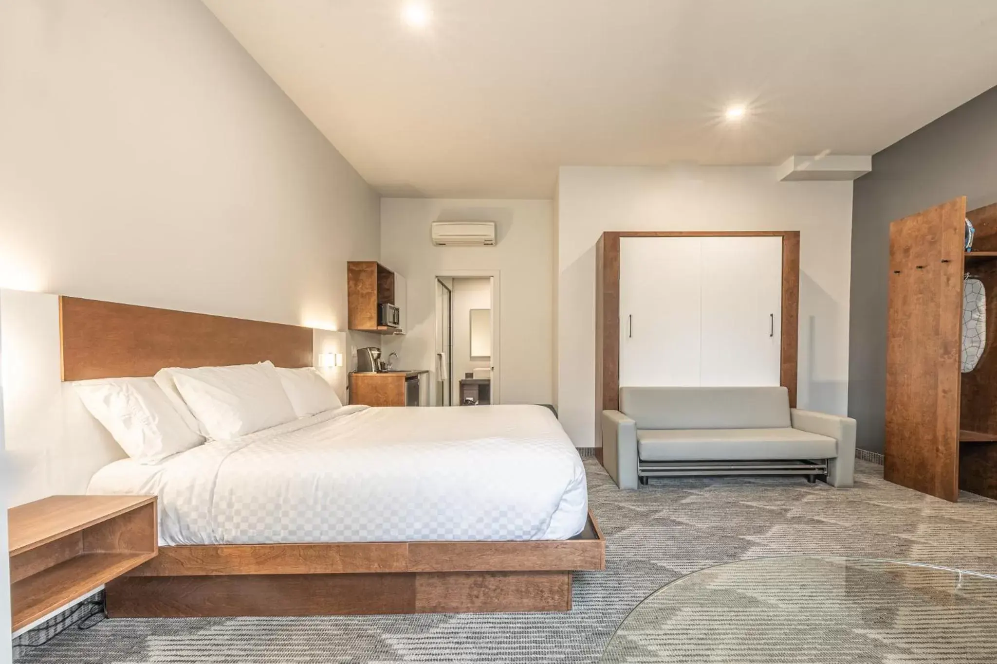 Photo of the whole room, Bed in Hôtel Manoir Vieux-Québec