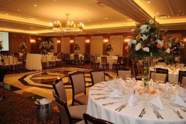 Restaurant/Places to Eat in Norwalk Inn & Conference Center