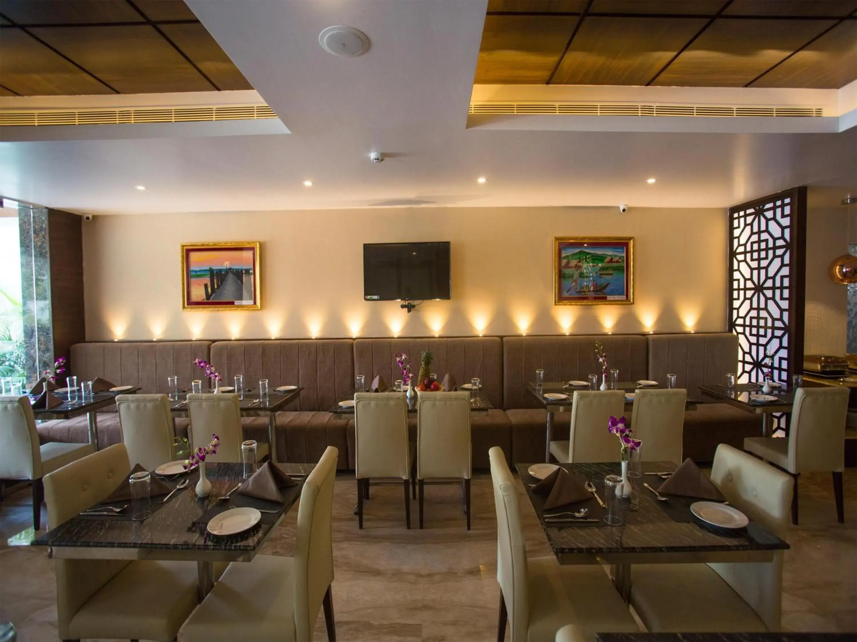 Restaurant/Places to Eat in Crossway Parklane Airport Hotel Chennai