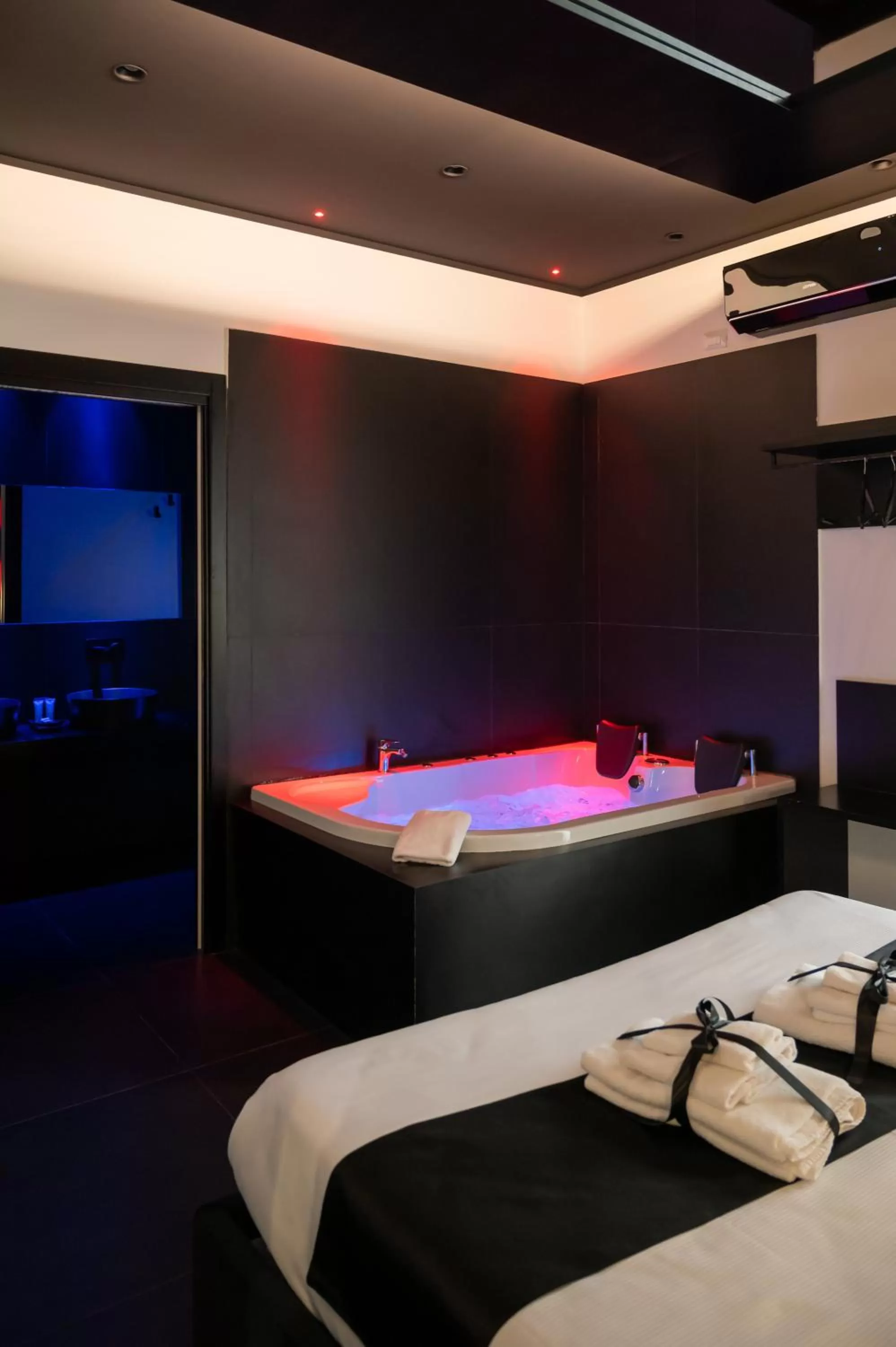 Hot Tub, Bed in Maximum hub suite&spa